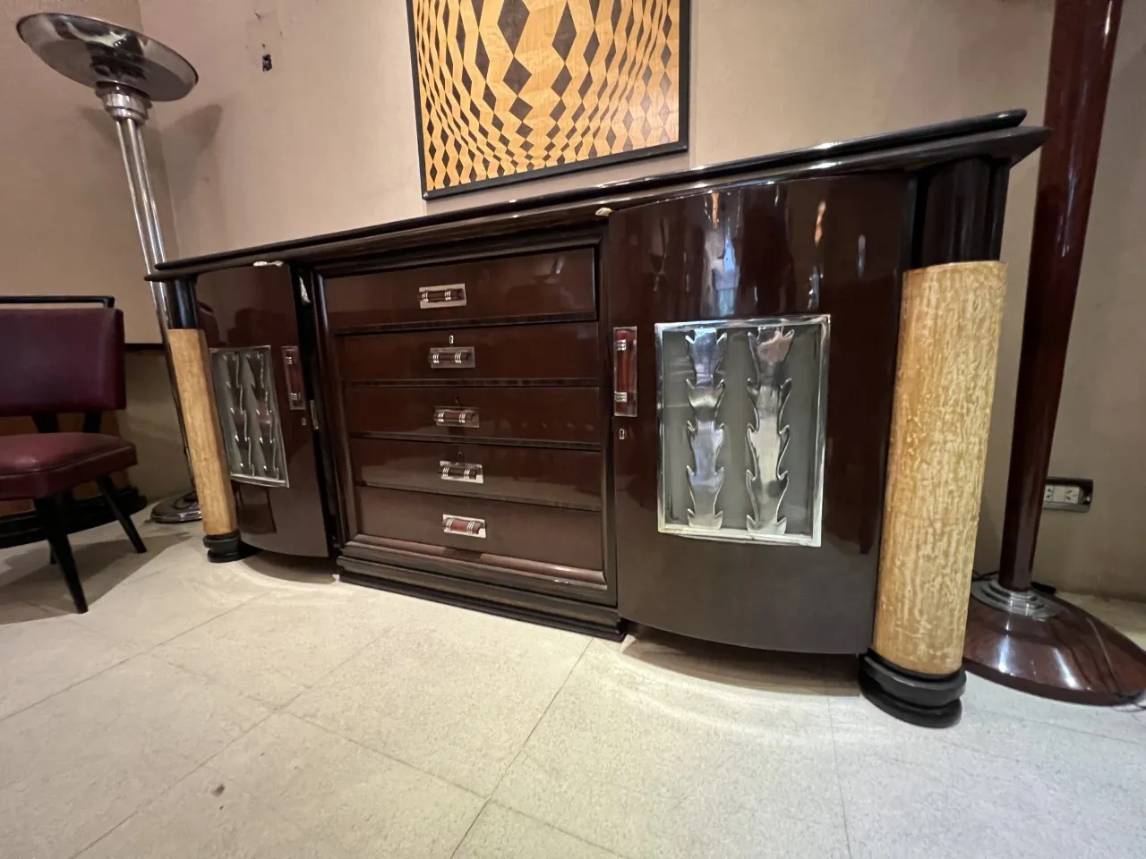 dos lámparas de pie antiguas en un ambiente con estilo, decorativas