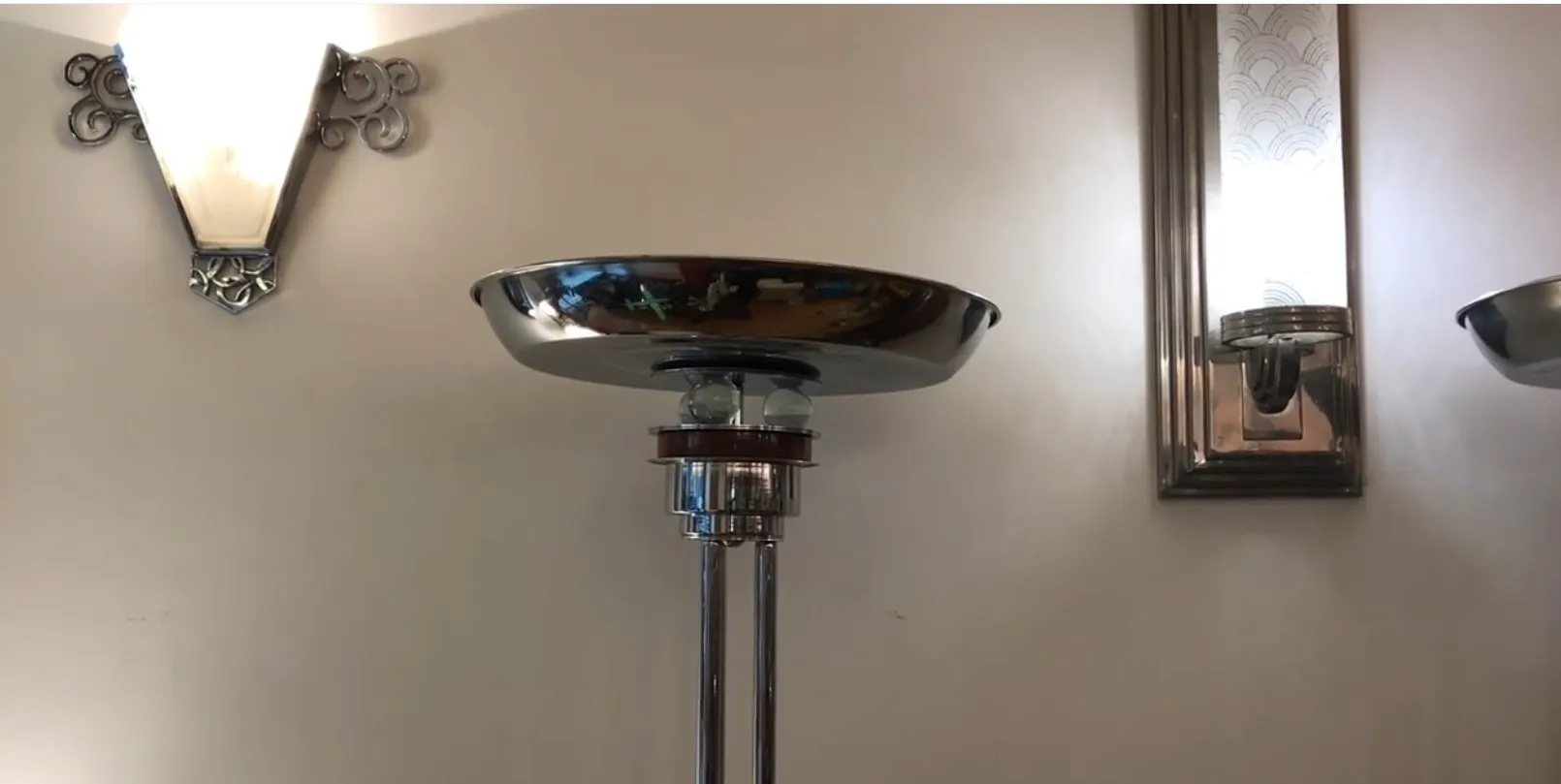 2 lâmpadas de piso antigas com base de metal e estilo elegante, embelezam o ambiente