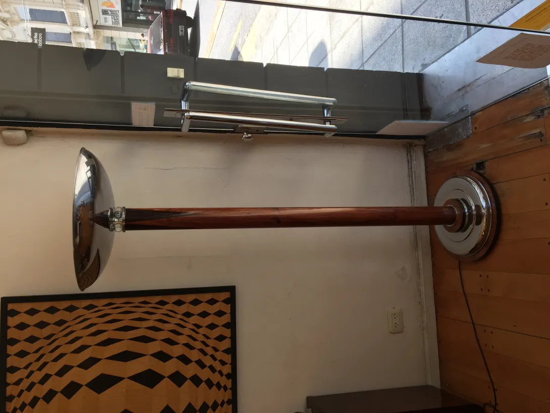 우아한 베이스와 클래식한 스타일의 고풍스러운 플로어 램프 2개, 아늑한 환경과 예술적 배경에서