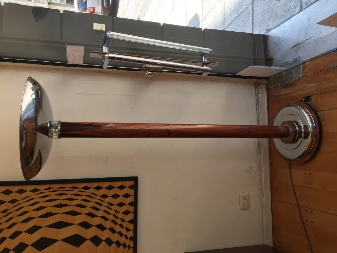 2 lâmpadas de piso antigas com base metálica brilhante, criando uma atmosfera elegante e aconchegante.