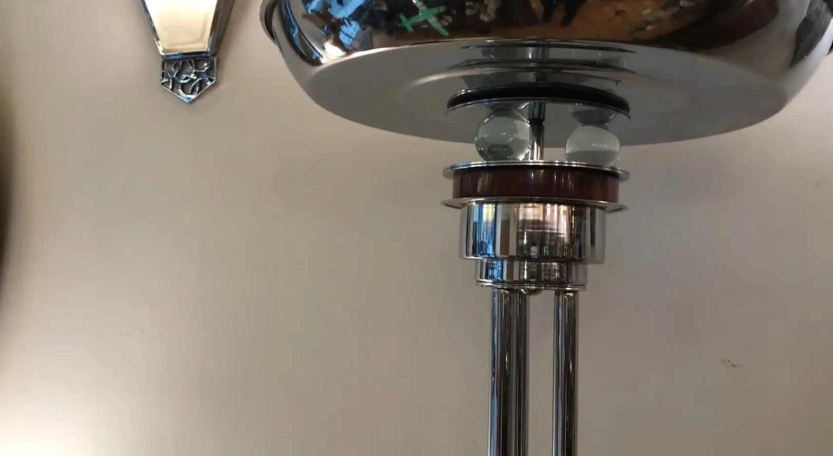 duas antigas lâmpadas de piso em um ambiente aconchegante