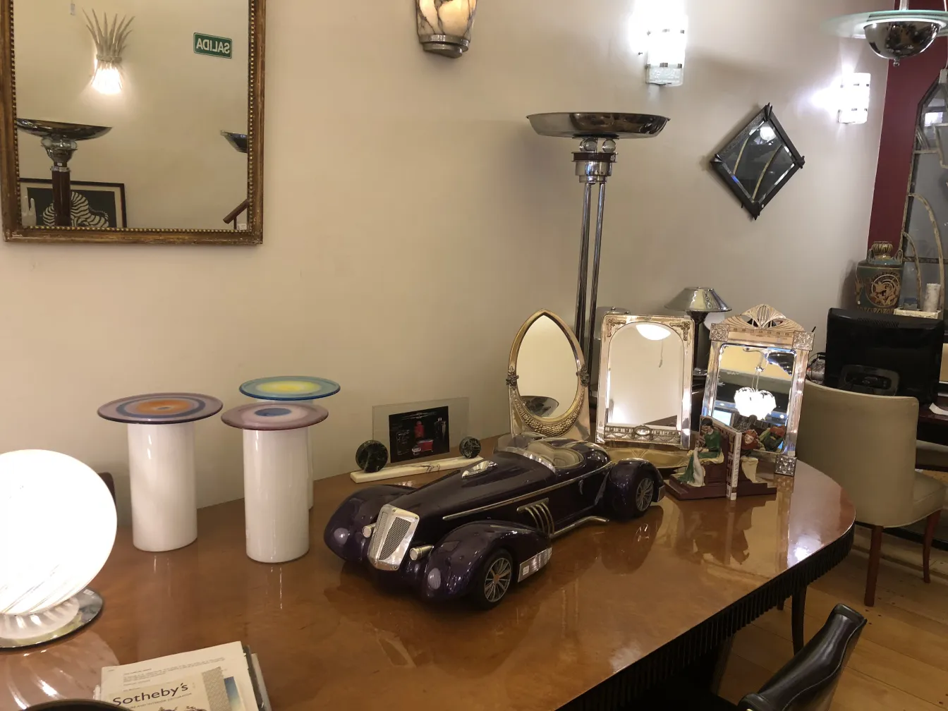 2 lâmpadas de piso antigas em ambiente elegante com espelho