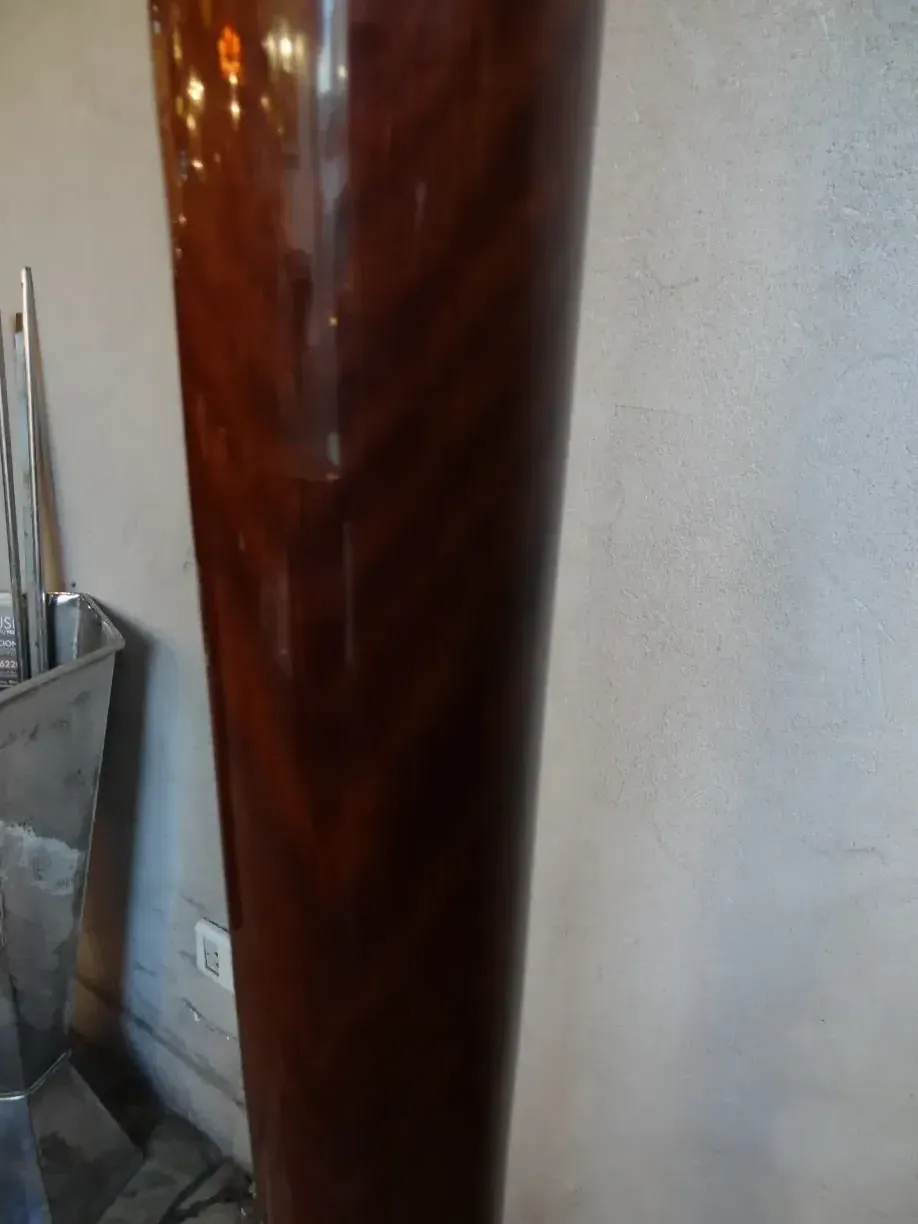 deux lampadaires anciens au design élégant