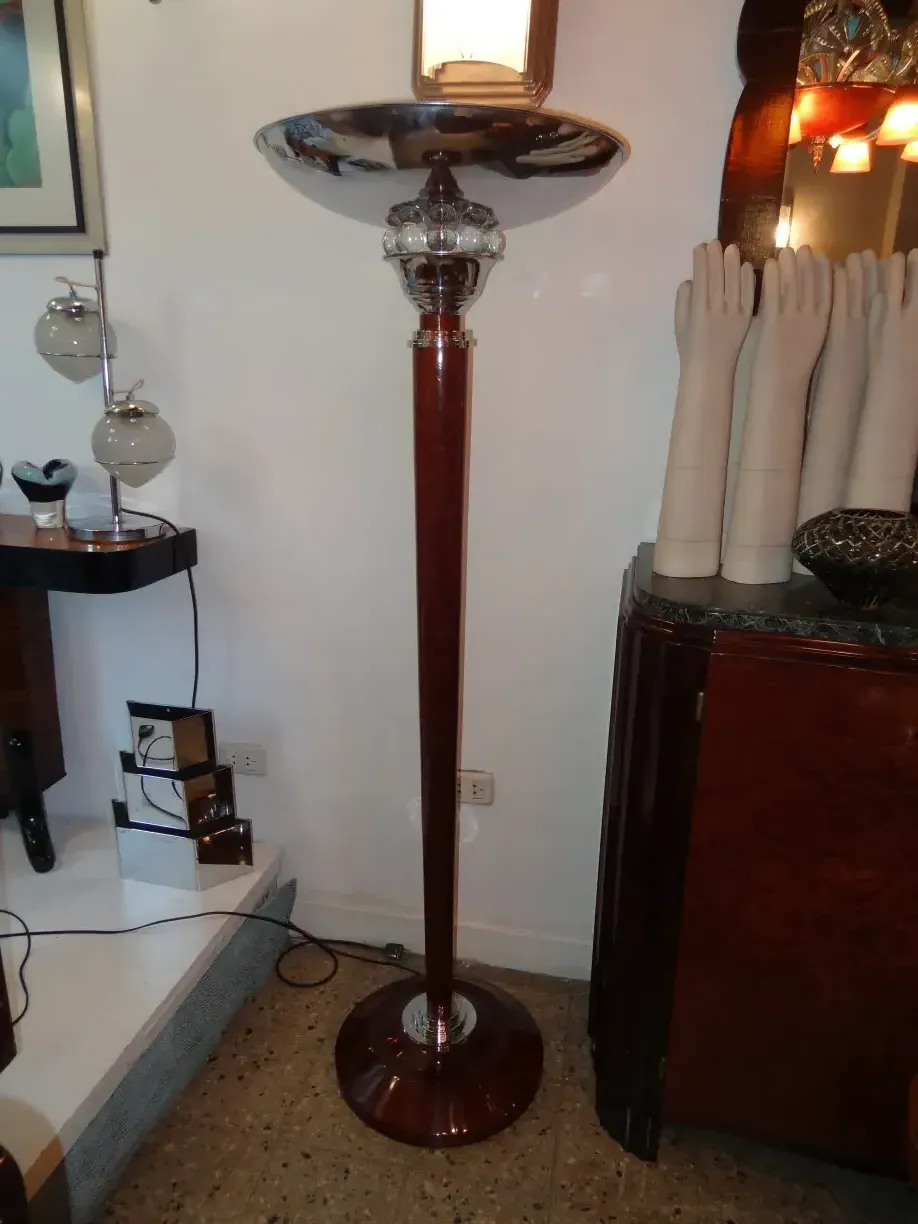 deux lampadaires anciens avec des bases tubulaires élégantes dans un cadre décoratif