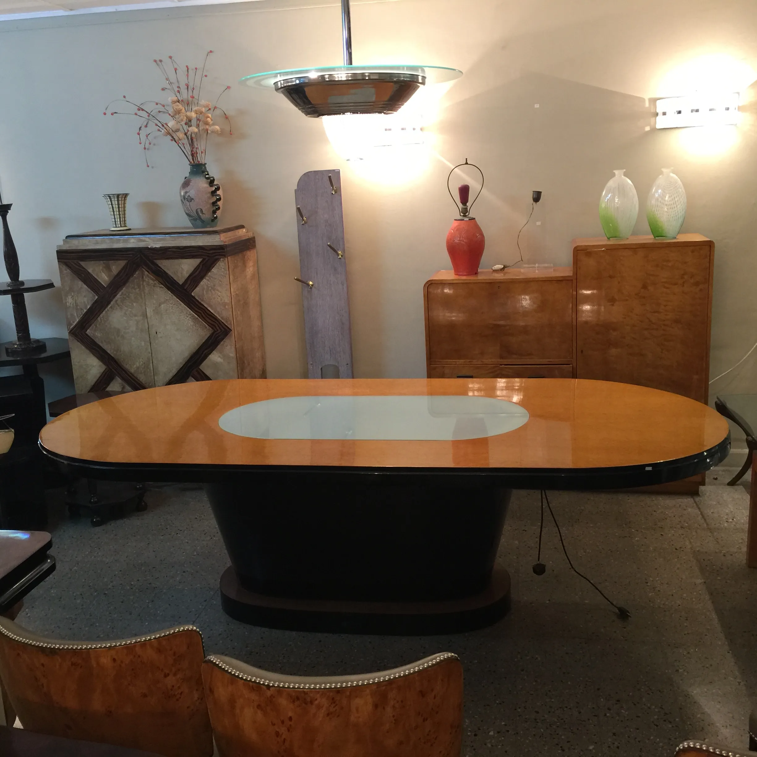 Mesa antiga Art Deco para 10 pessoas com luz, ambiente elegante.