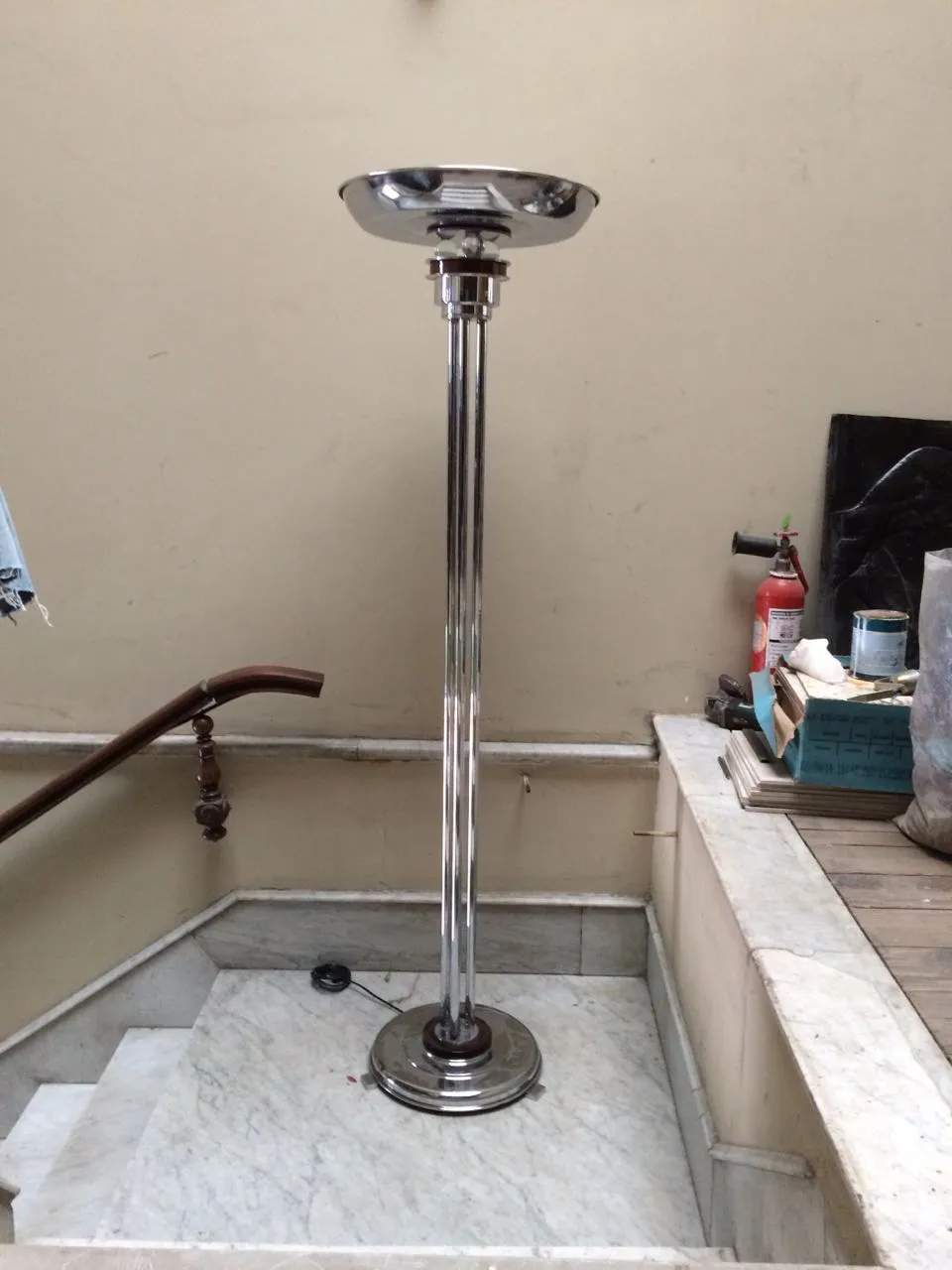 duas lâmpadas de piso antigas com design elegante em um ambiente acolhedor.