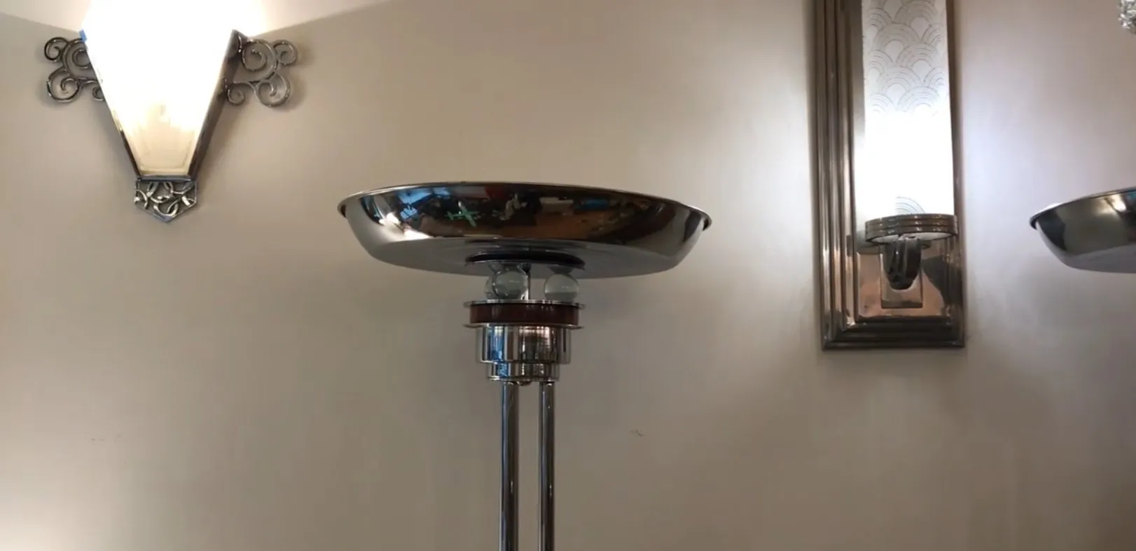 Dos lámparas de pie antiguas con elegante acabado brillante, rodeadas de un ambiente acogedor.