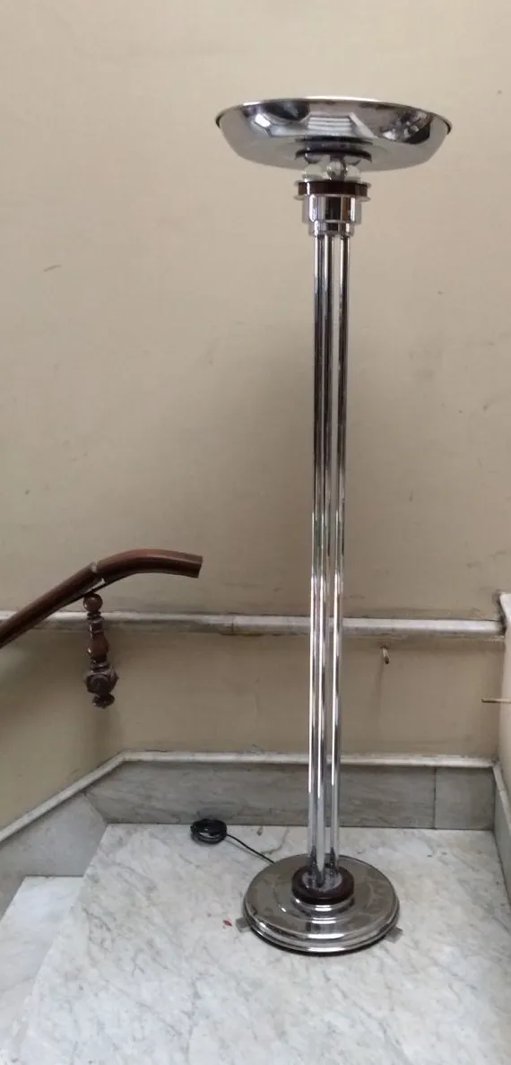 due lampade da terra antiche con un design elegante, situate vicino a una scala in un ambiente accogliente