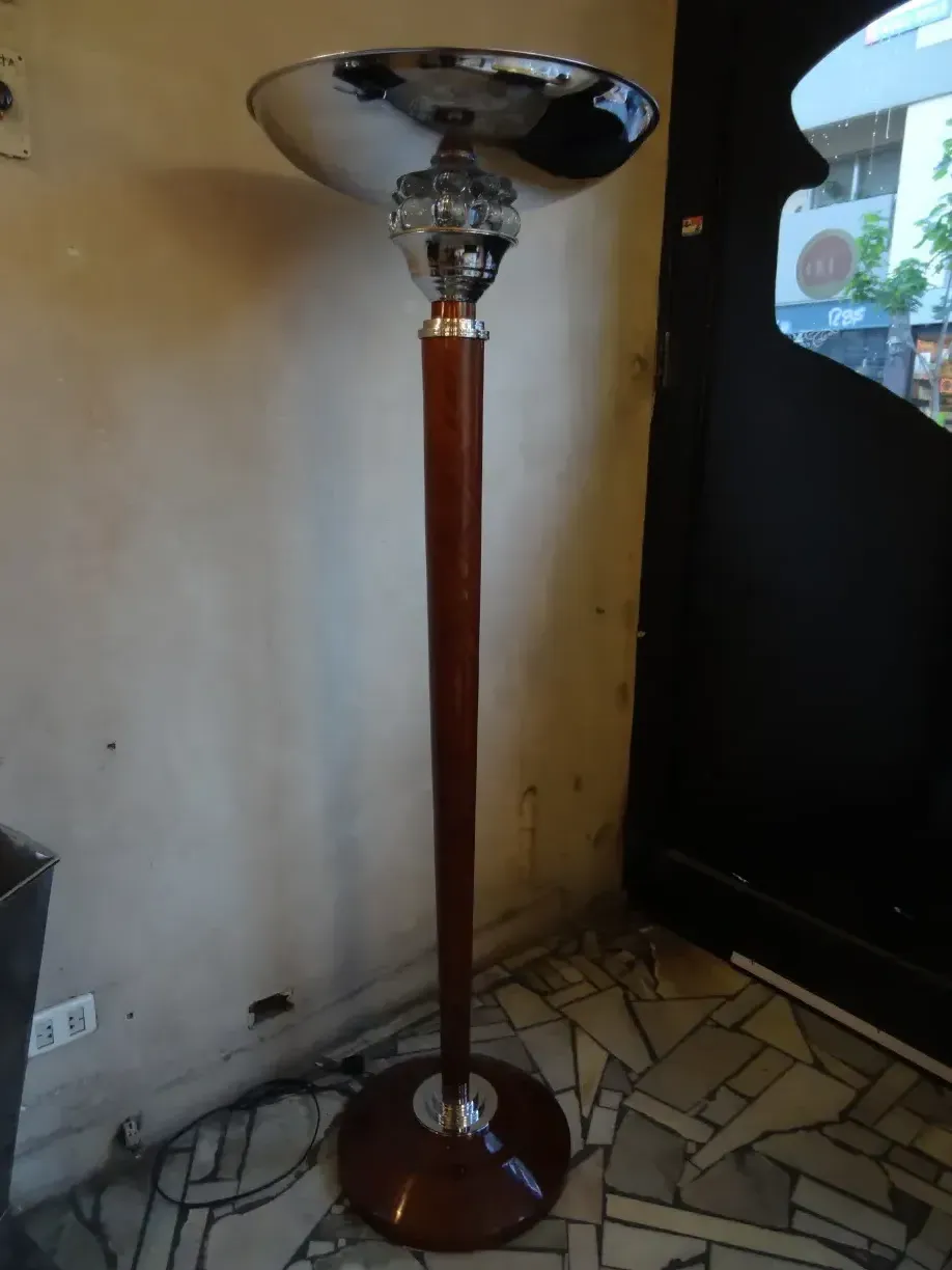 duas lâmpadas de piso antigas, altas, com base redonda