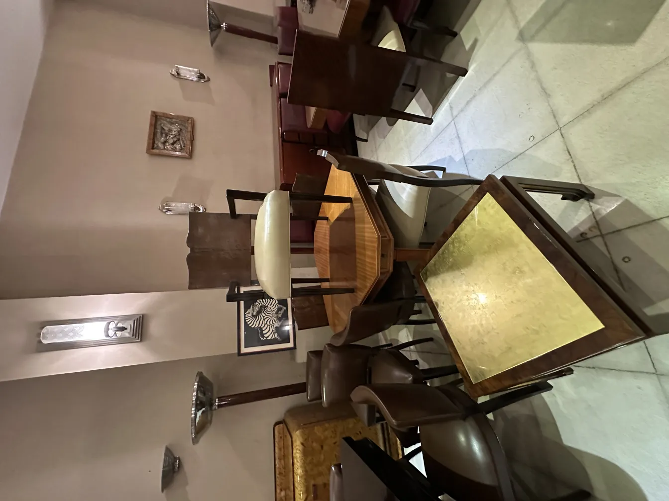 deux lampadaires anciens dans un cadre accueillant