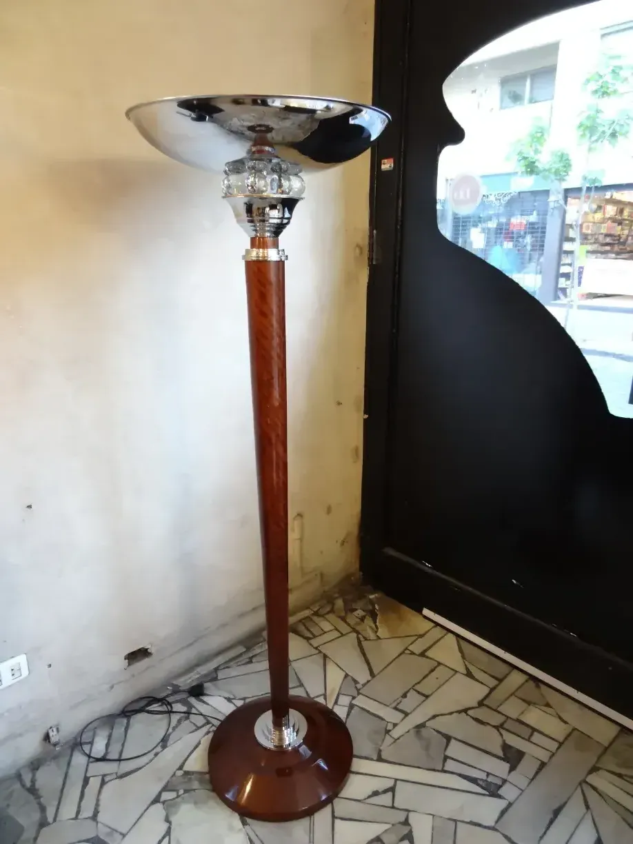 Ancien lampadaire avec base ronde dans un environnement sobre