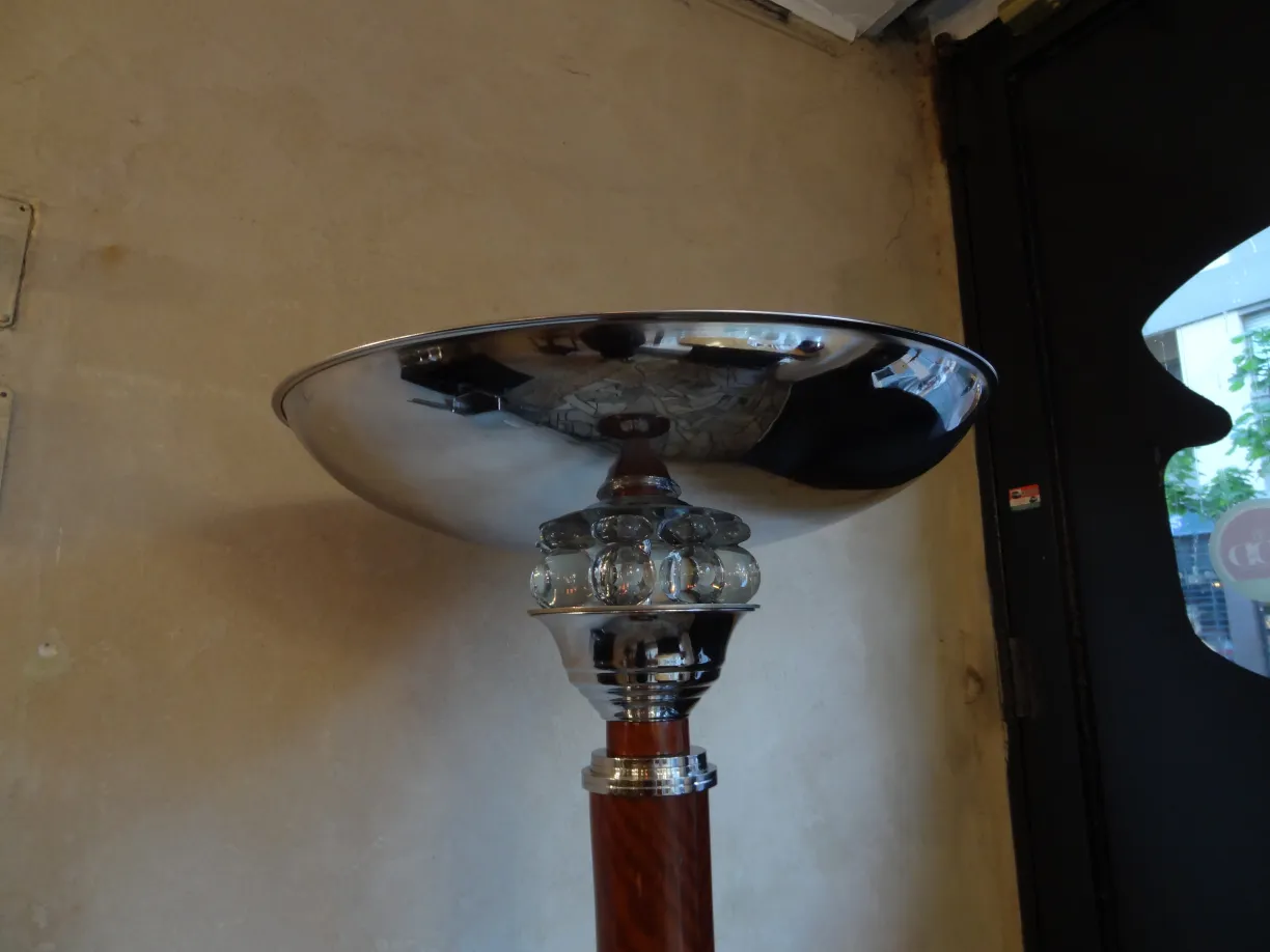 due lampade da terra antiche con base lucida e paralume sopra