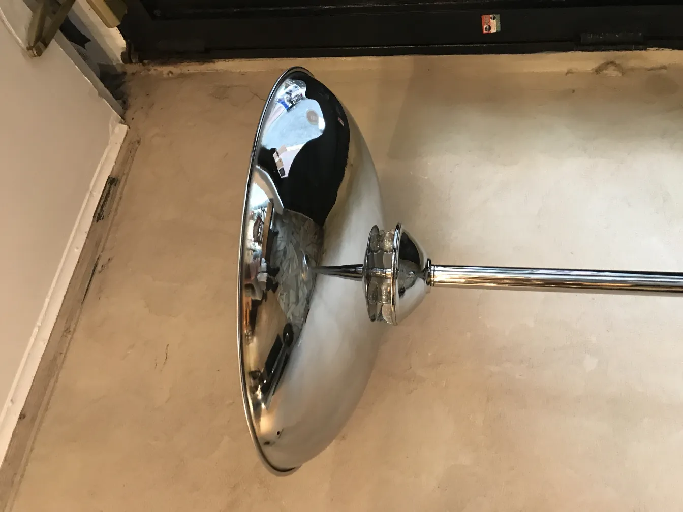 Deux lampadaires anciens brillants dans un cadre chaleureux