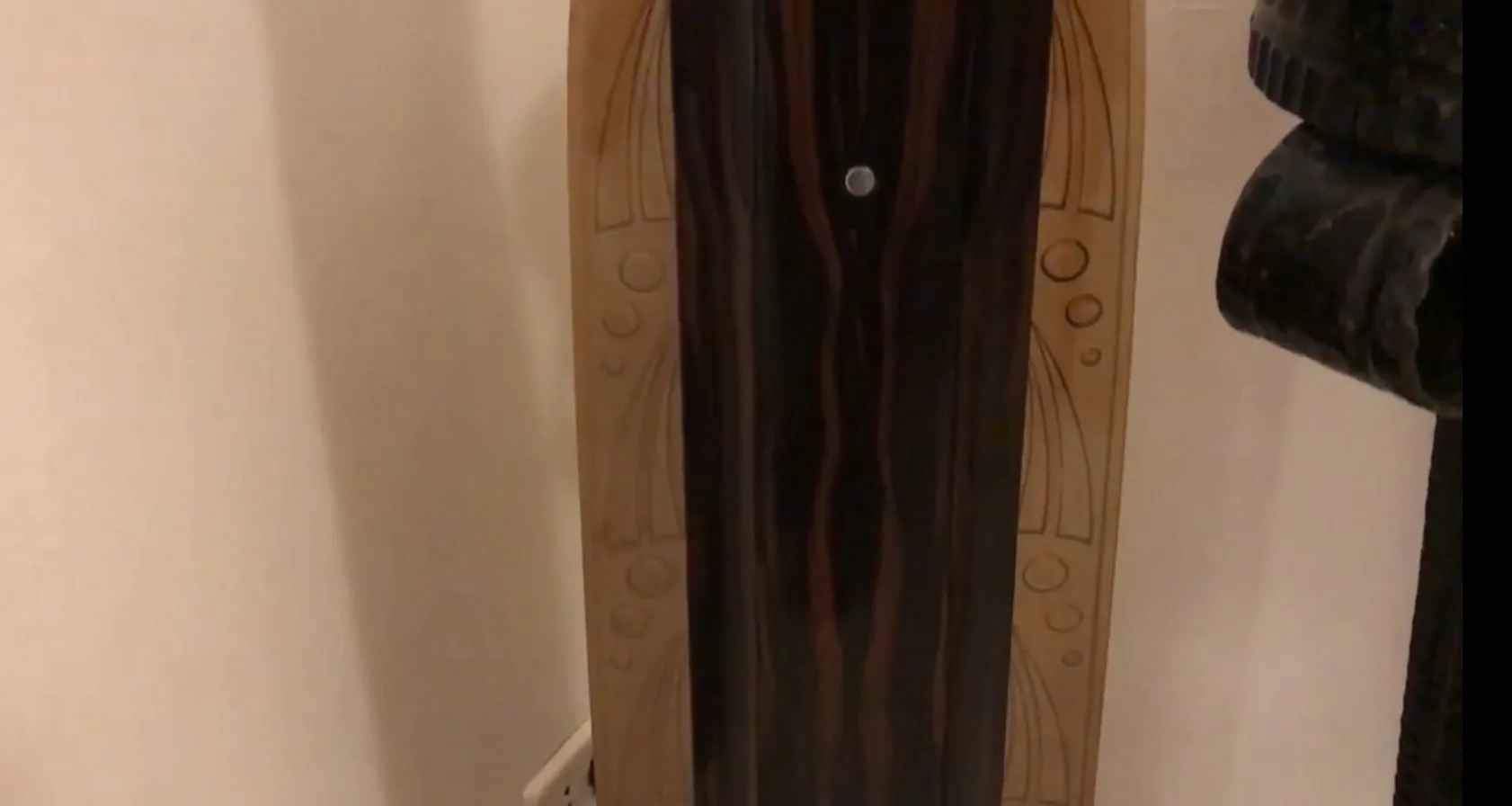 2 lamparas de pie antiguas en un ambiente acogedor