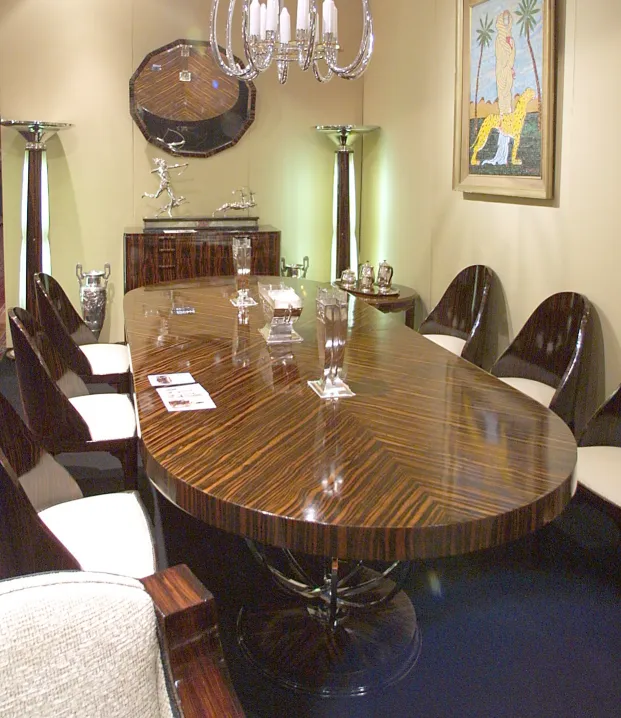 dos lámparas de pie antiguas en un salón elegante, con mesa larga y sillas.