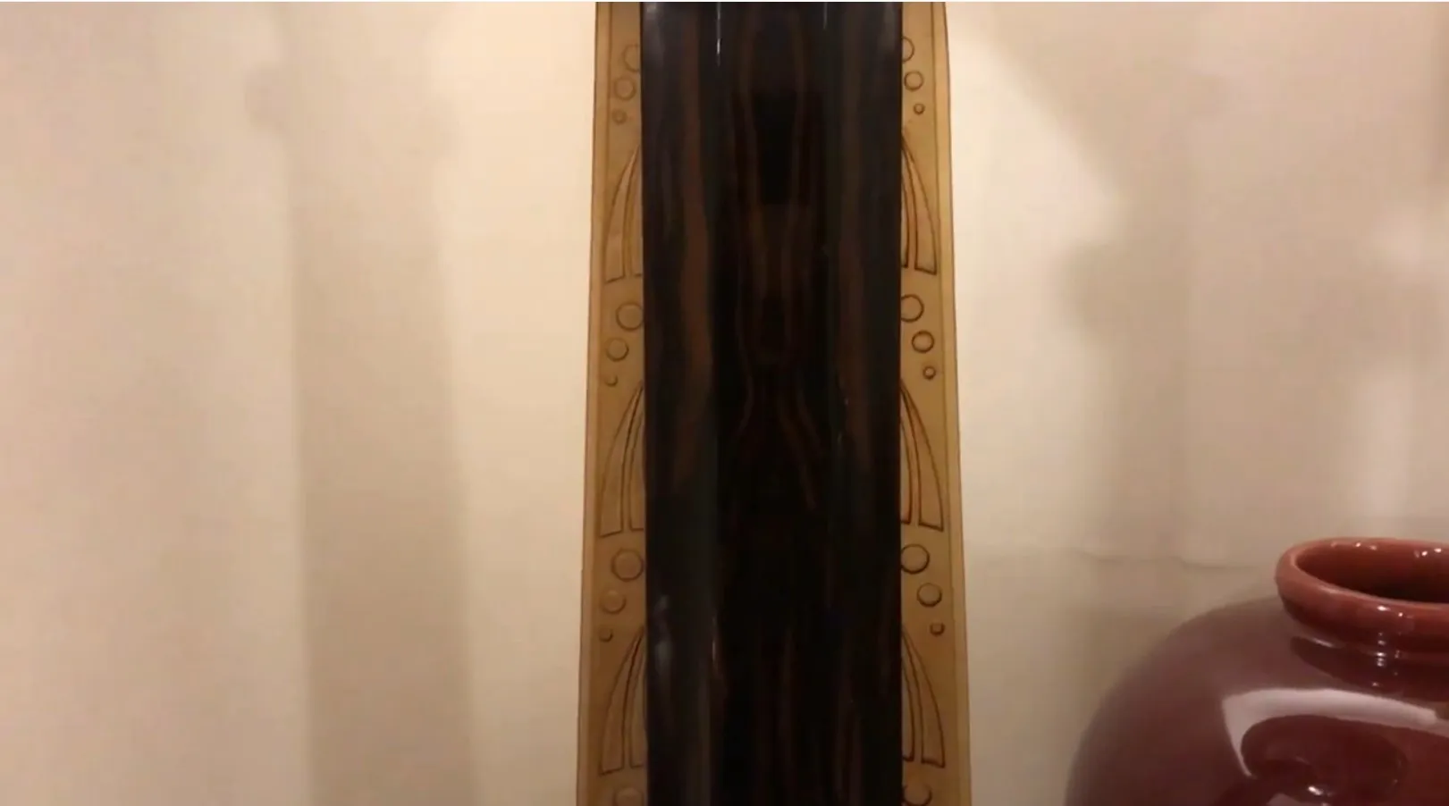 duas lâmpadas de piso antiquas com detalhes decorativos, em um ambiente aconchegante