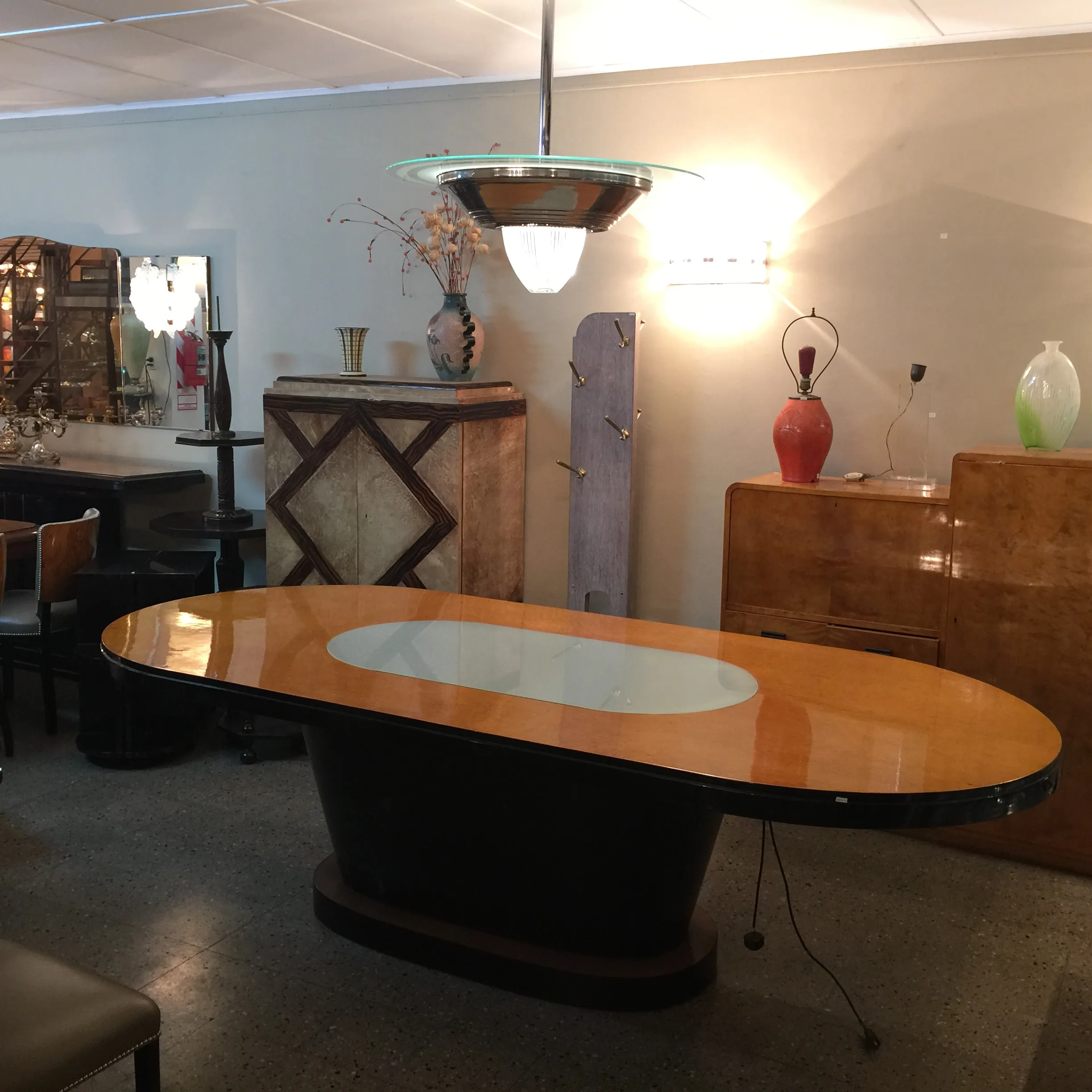 Tavolo antico in stile Art Deco per 10 persone in un ambiente elegante.