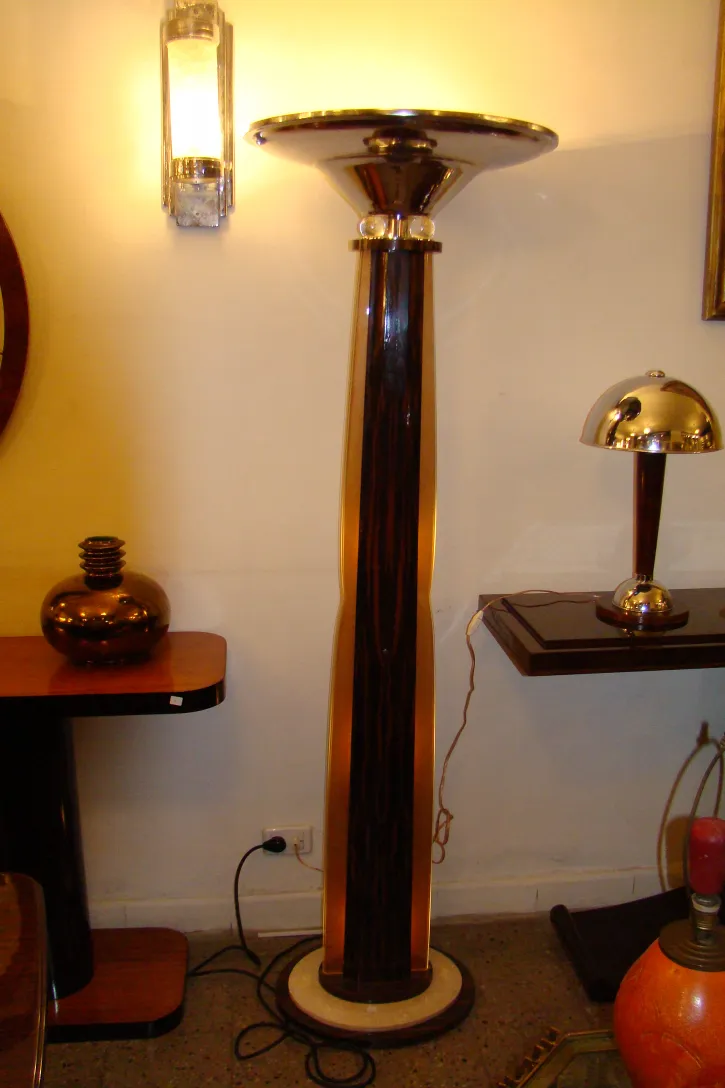 due lampade da terra antiche in un ambiente elegante