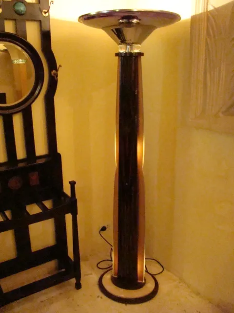 due lampade da terra antiche con base rotonda e luce soffusa