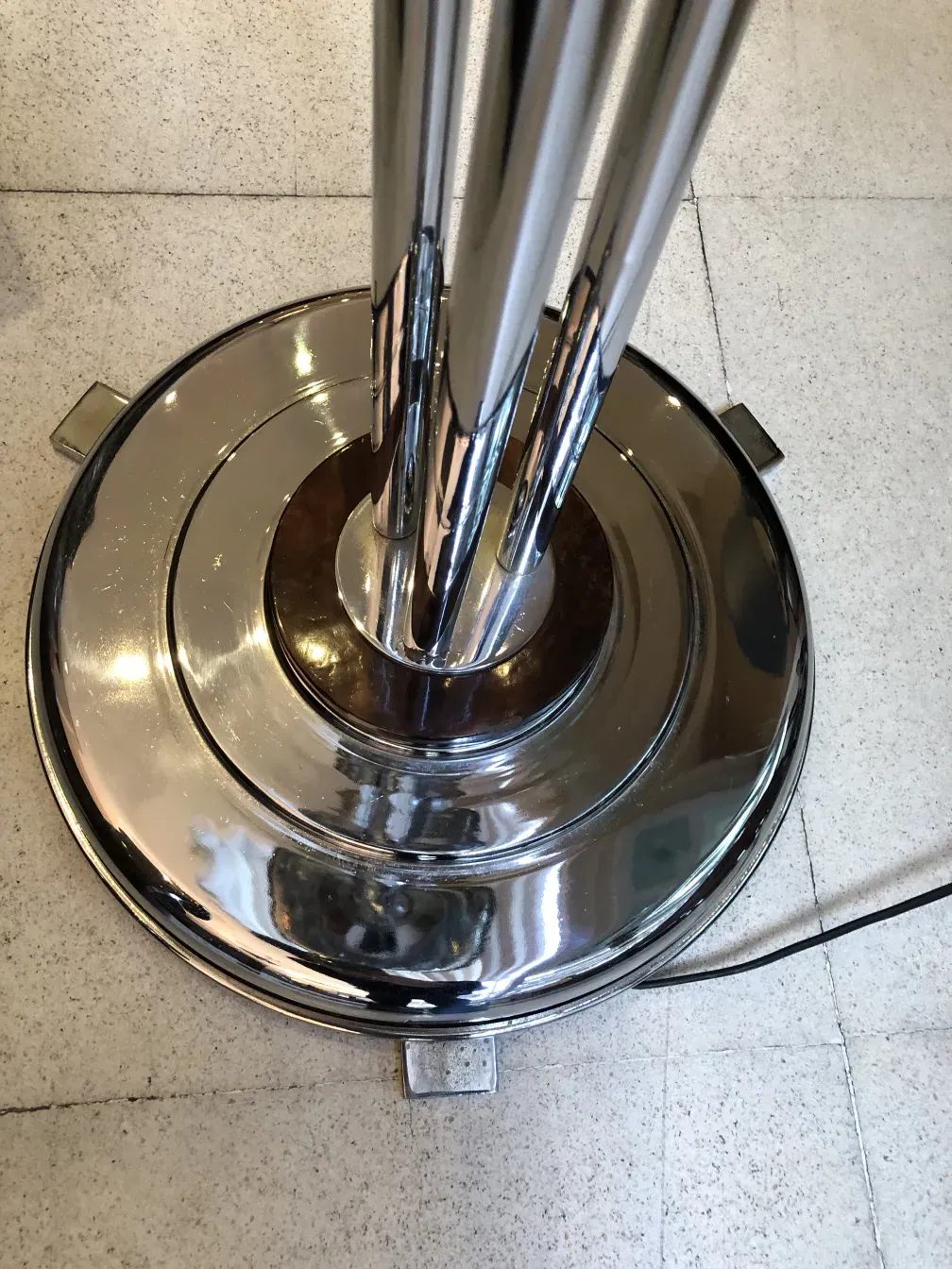 deux lampadaires anciens avec une base brillante dans un cadre moderne.