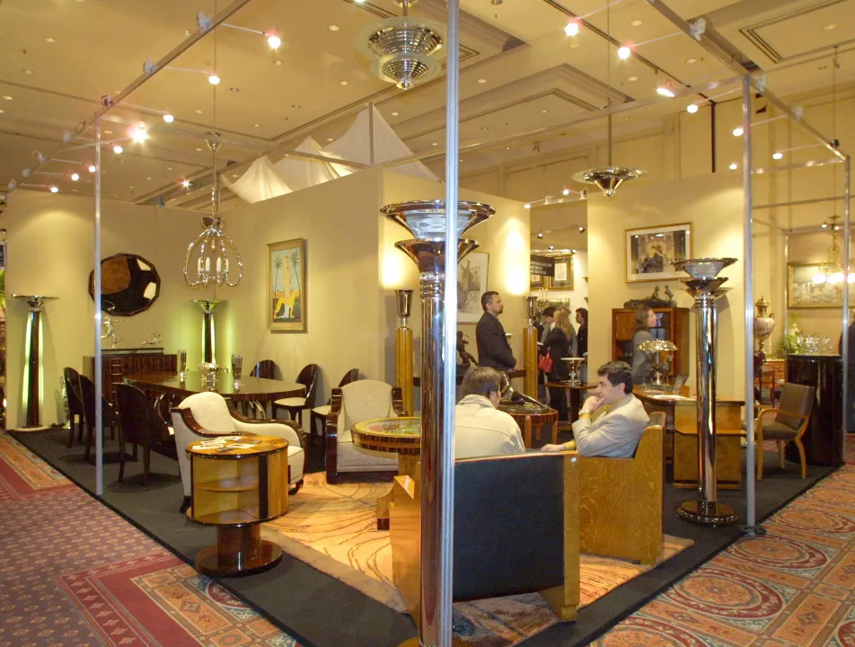 dos lámparas de pie antiguas en un ambiente elegante