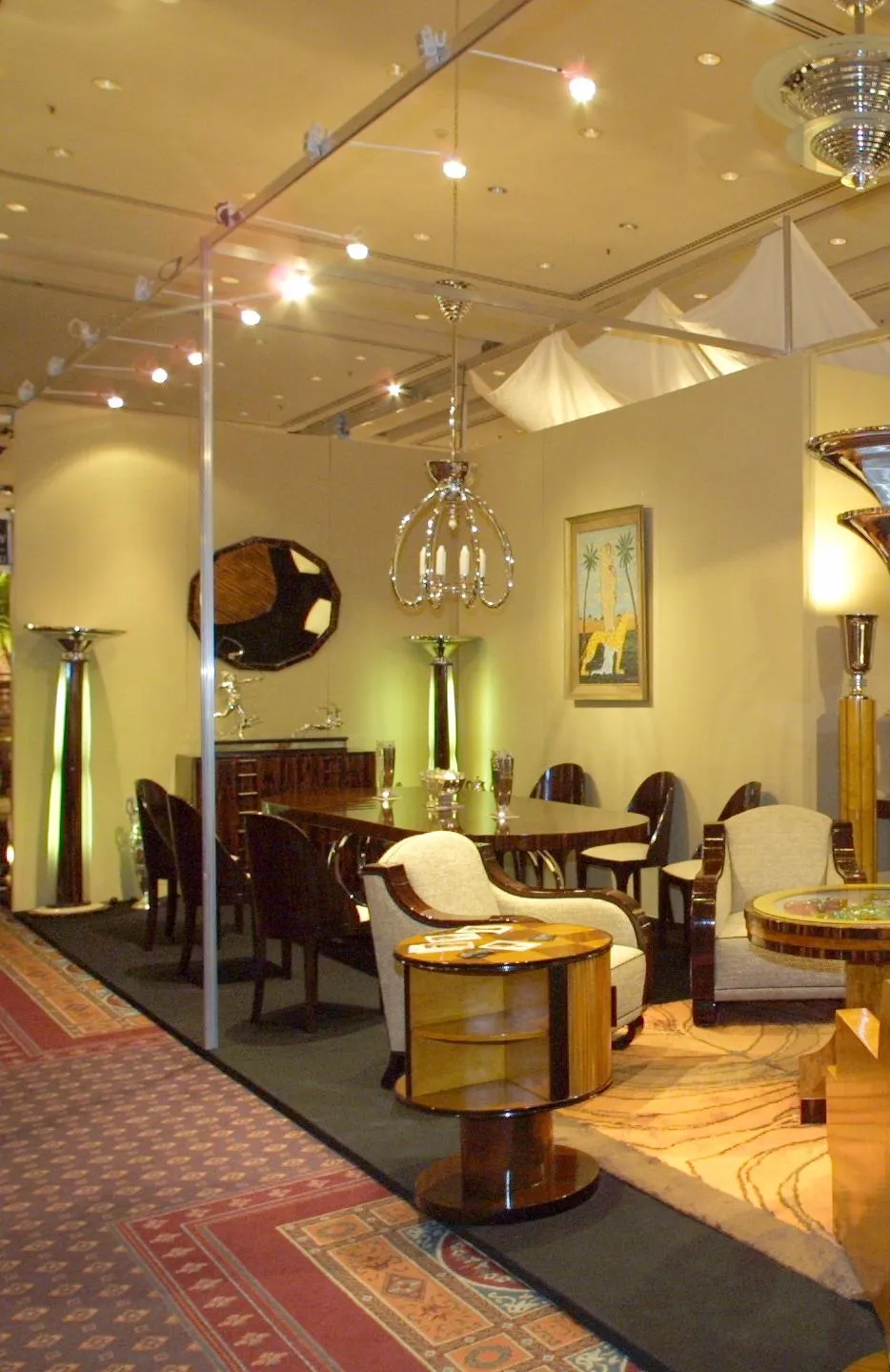 Duas lâmpadas de piso antigas elegantes em um ambiente moderno