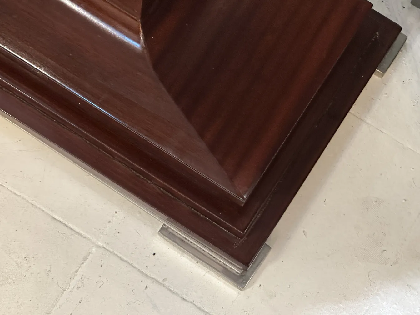 اثنين من المصابيح الأرضية العتيقة في بيئة أنيقة.