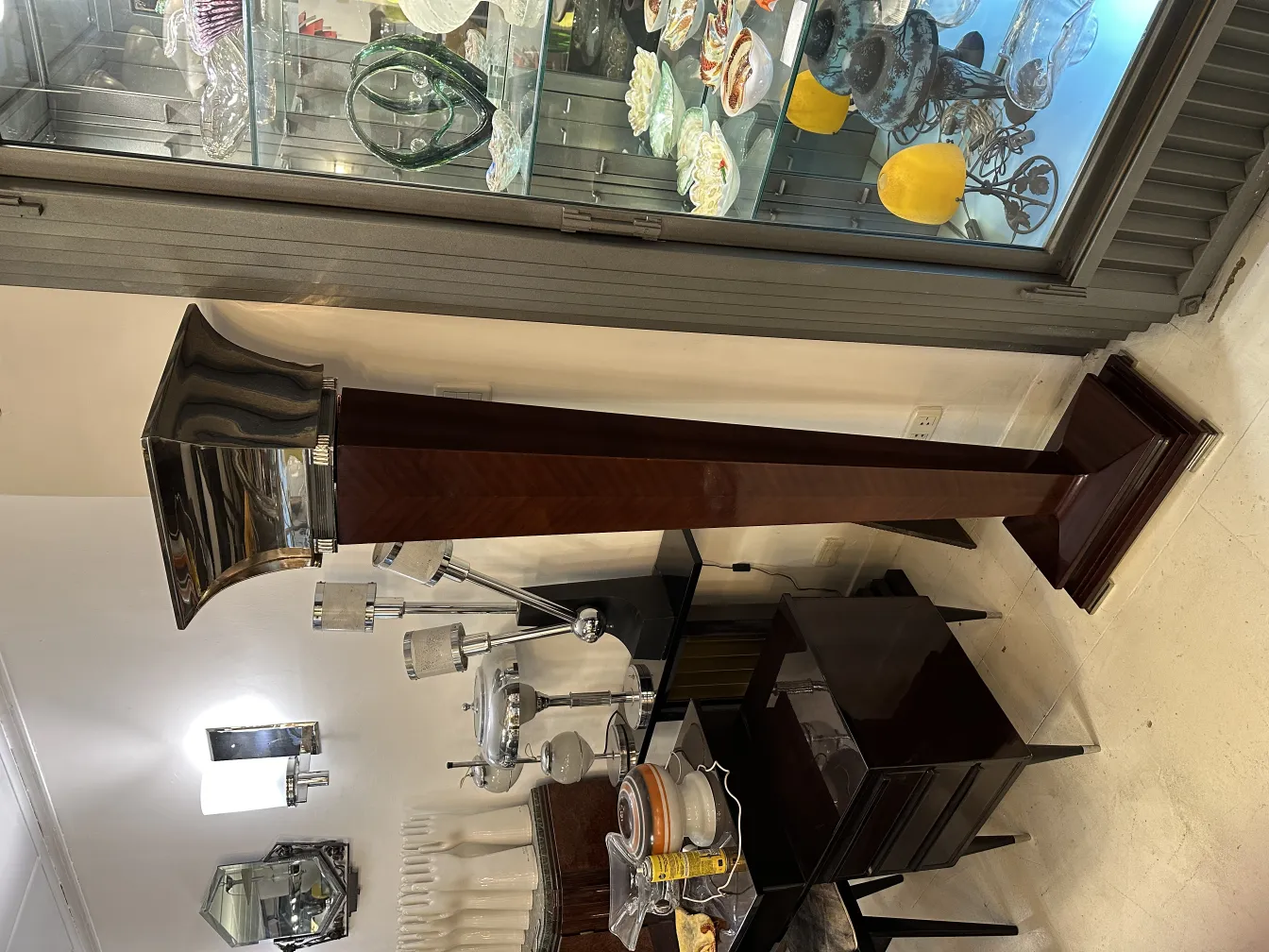 एक शानदार कमरे में 2 पुराने फ़्लोर लैंप का सेट