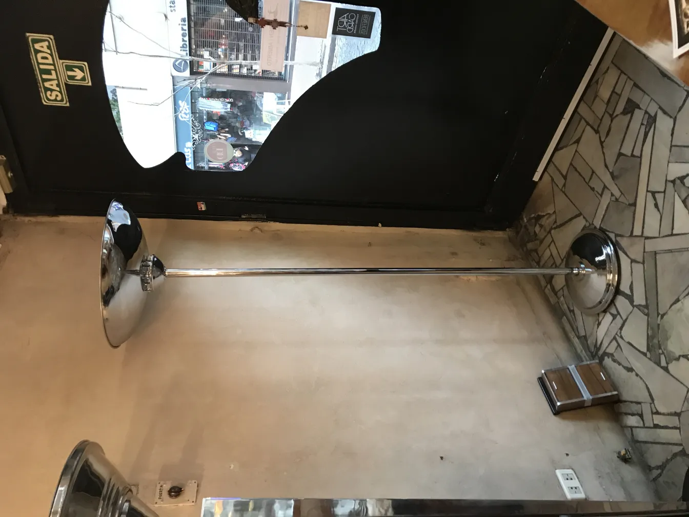 Lâmpadas de piso antigas com abas largas, em um ambiente aconchegante.