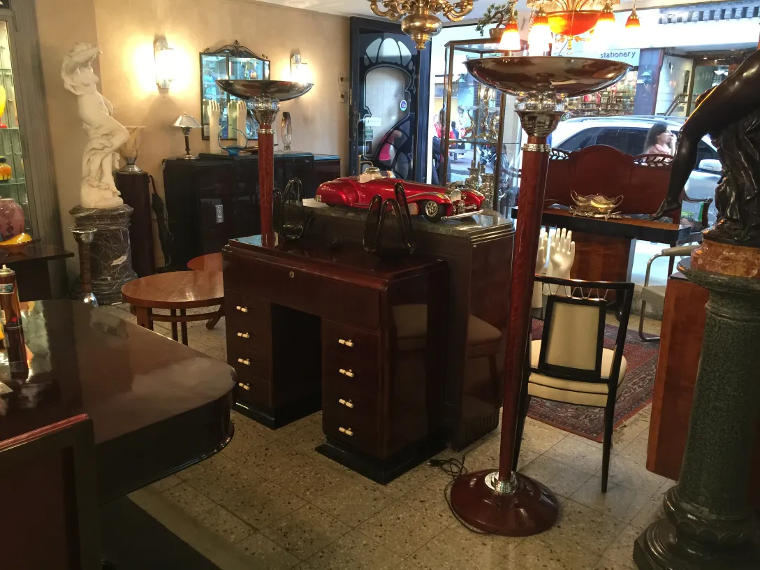 duas lampadas de piso antigas em uma loja elegante com móveis clássicos