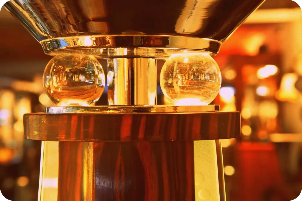 vista cercana de dos lámparas de pie antiguas con detalles ornamentales