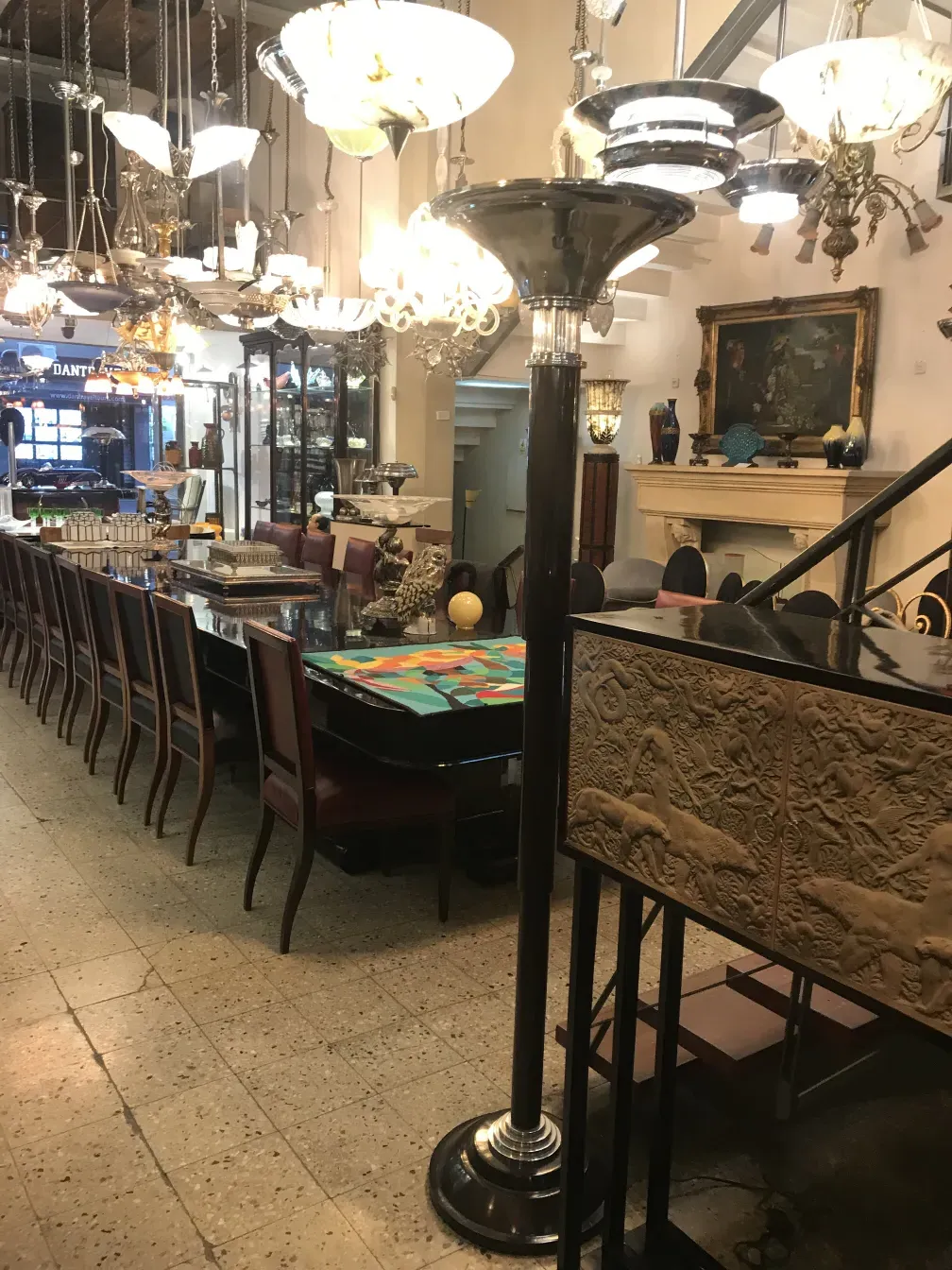 Vista de 2 lámparas de pie antiguas en un entorno de tienda