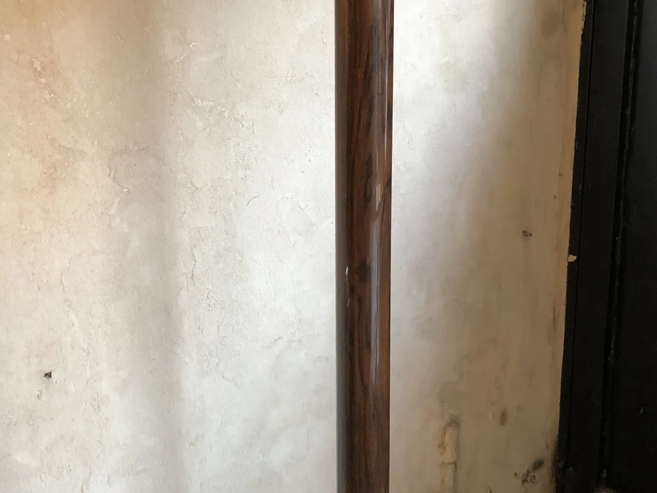 Due lampade da terra antiche in un ambiente accogliente