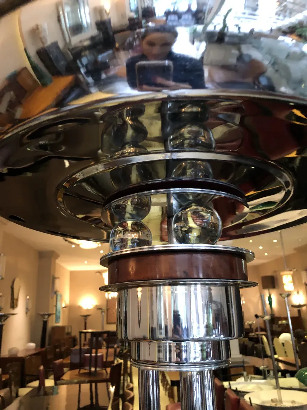 Due eleganti lampade da terra antiche in un ambiente raffinato.