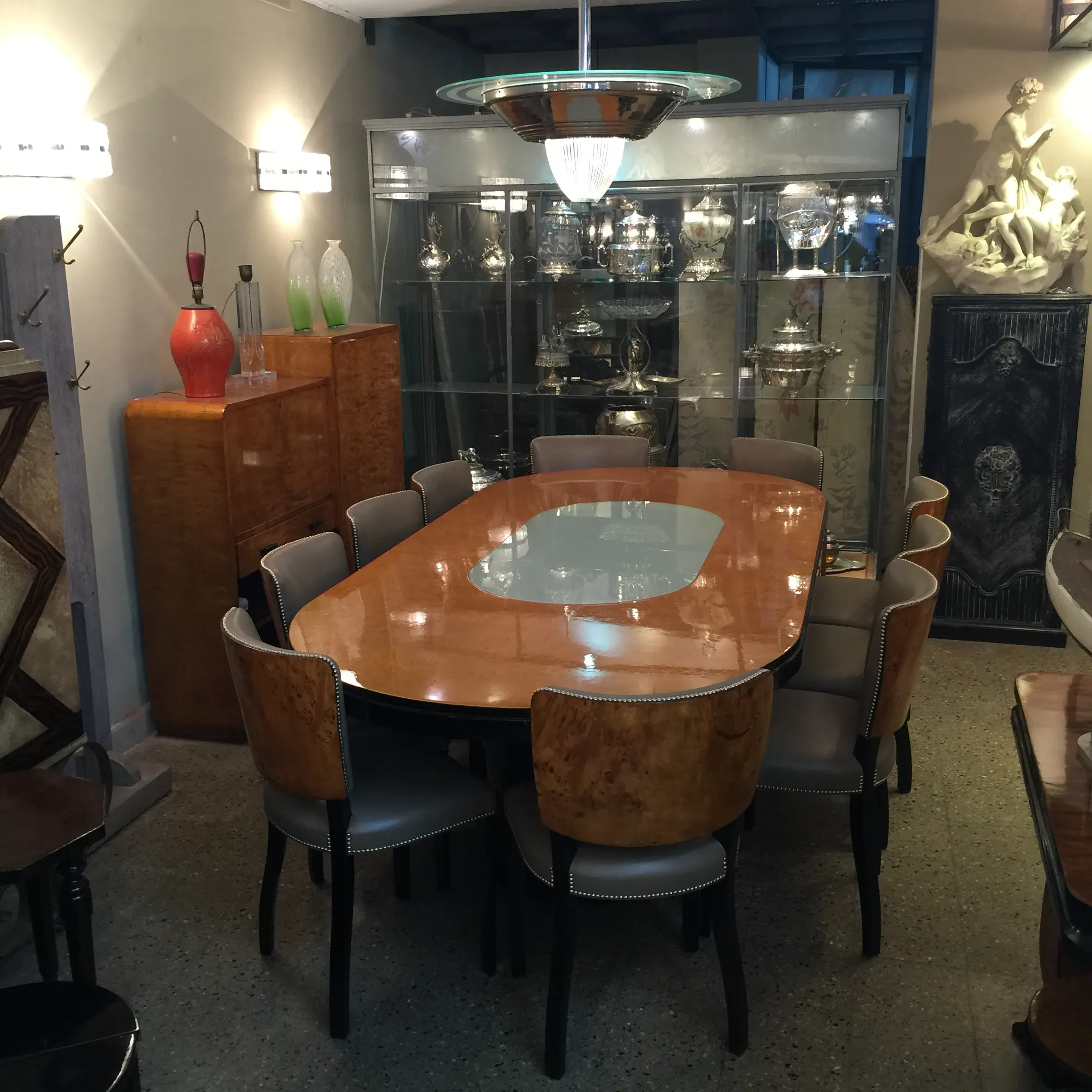 Antique dining table in Art Deco style for 10 people with lighting in a stylish setting.