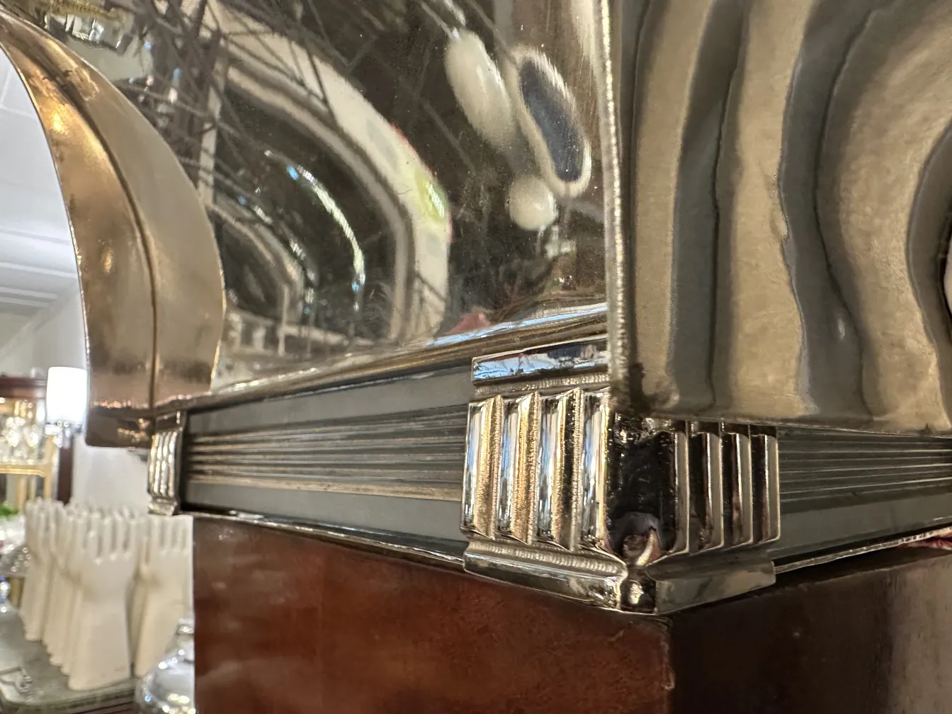 Elegante Details von 2 antiken Stehleuchten in einem gemütlichen Raum