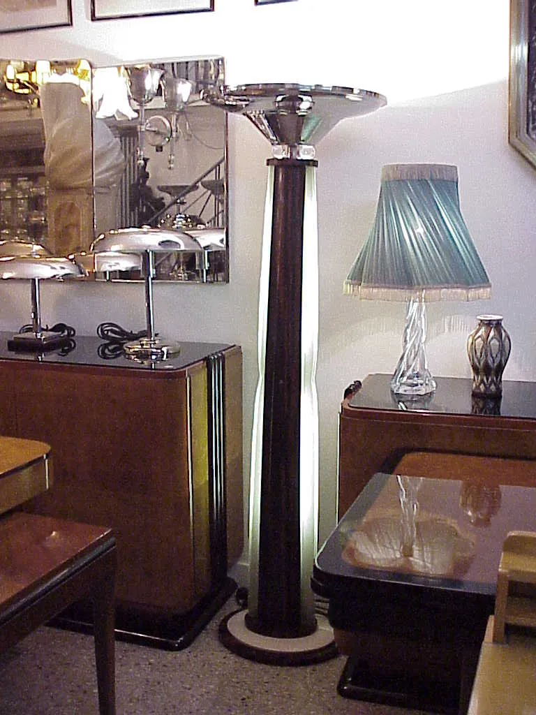 deux lampadaires anciens dans un élégante ambiance de salon