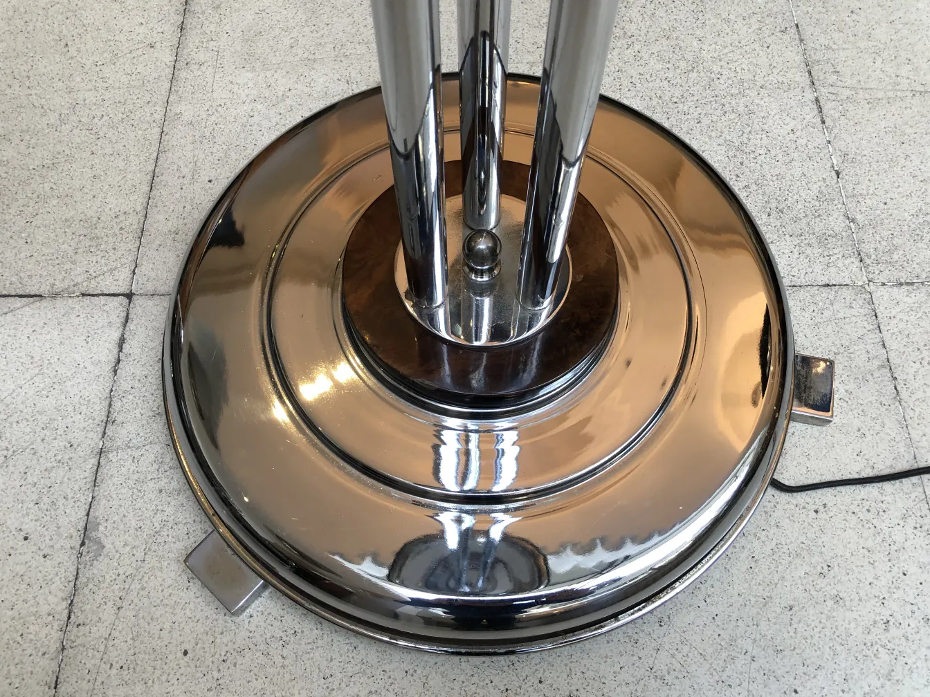 दो प्राचीन फ्लोर लैंप चमकदार आधार के साथ एक सुरुचिपूर्ण सेटिंग में