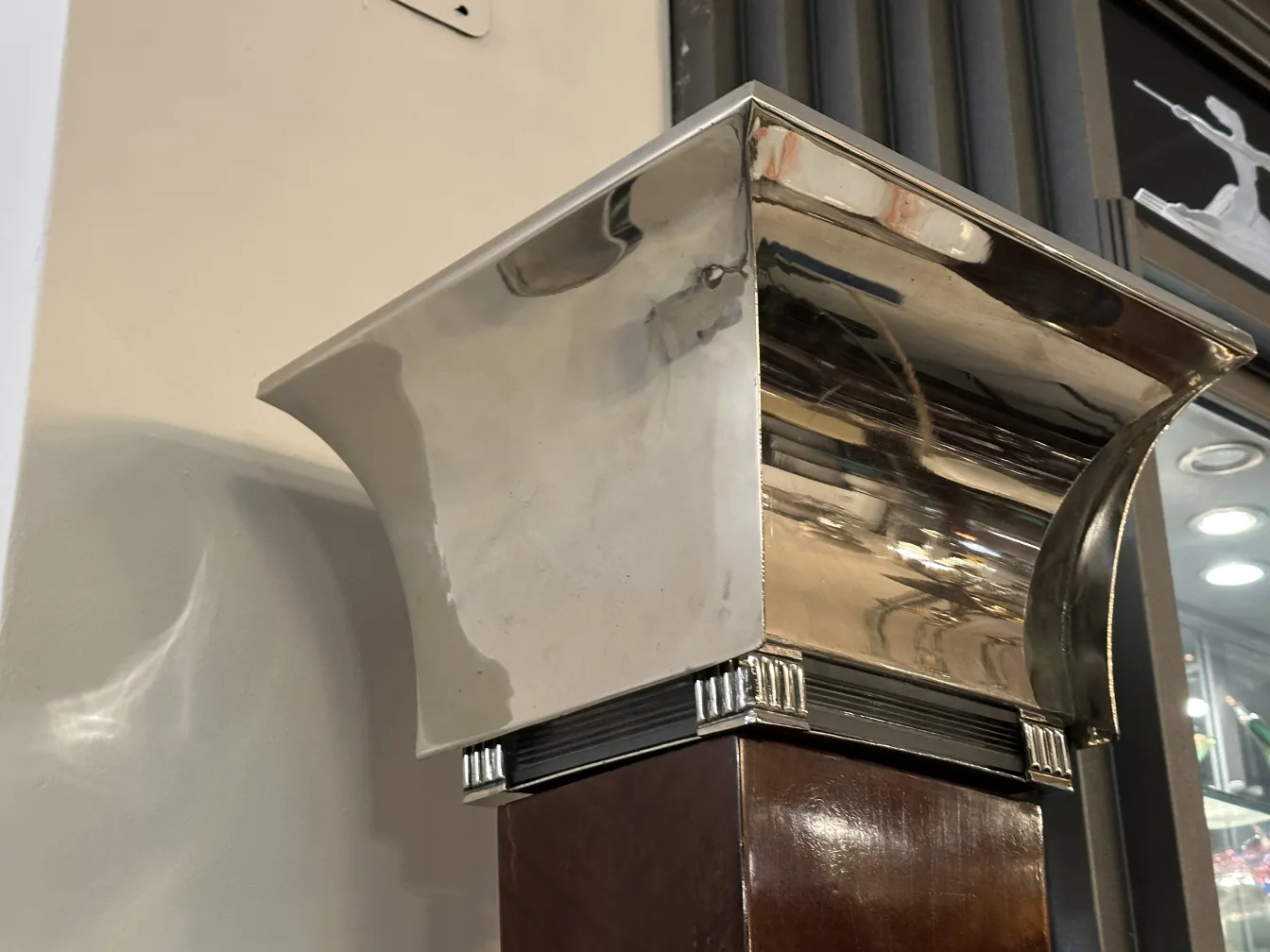 due lampade da terra antiche con finitura brillante ed elegante, atmosfera accogliente