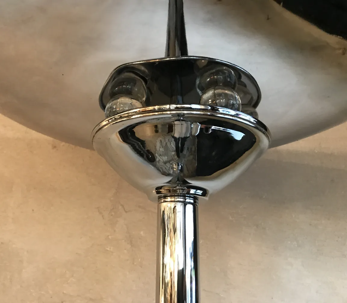 Primo piano di 2 lampade da terra antiche con finitura lucida in un ambiente caldo