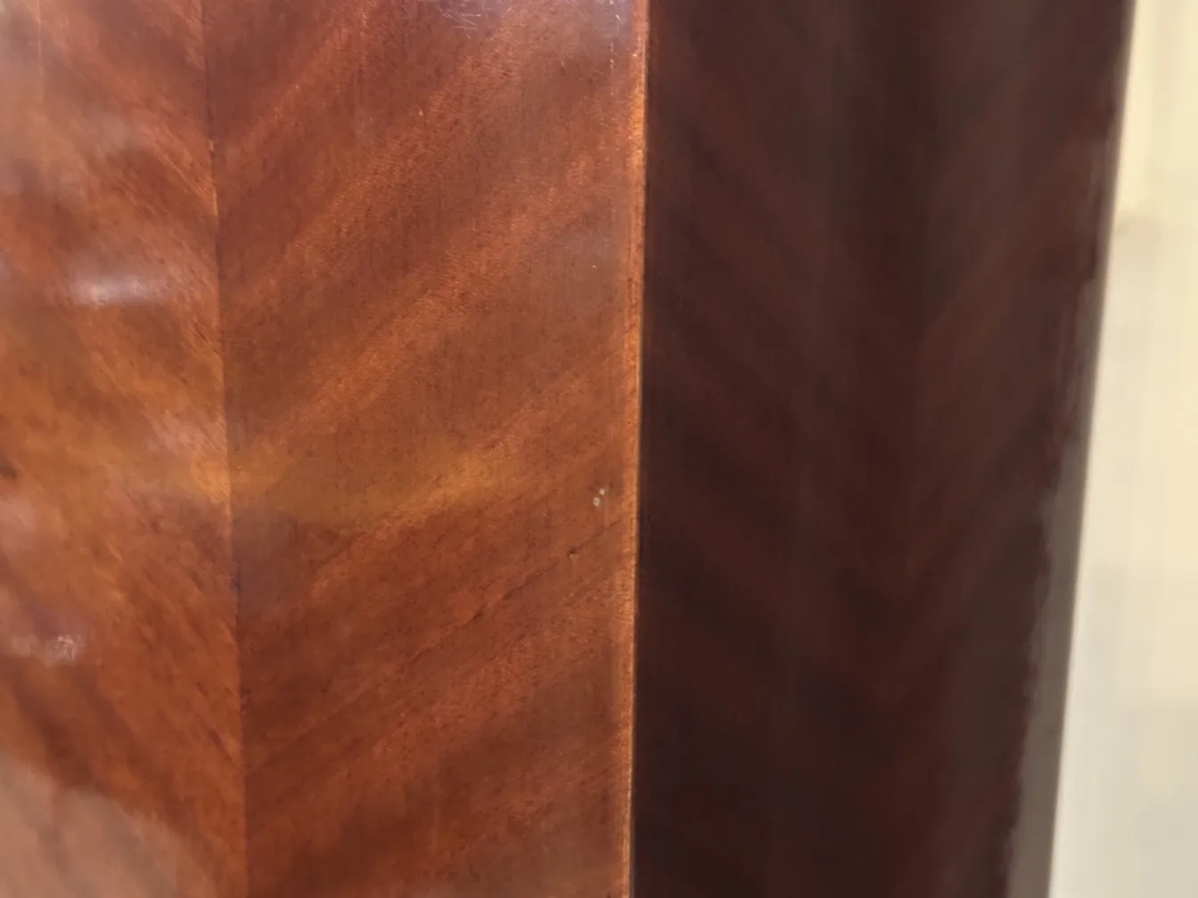 zwei antike Stehleuchten mit klassischem Design, die ein elegantes Ambiente betonen.