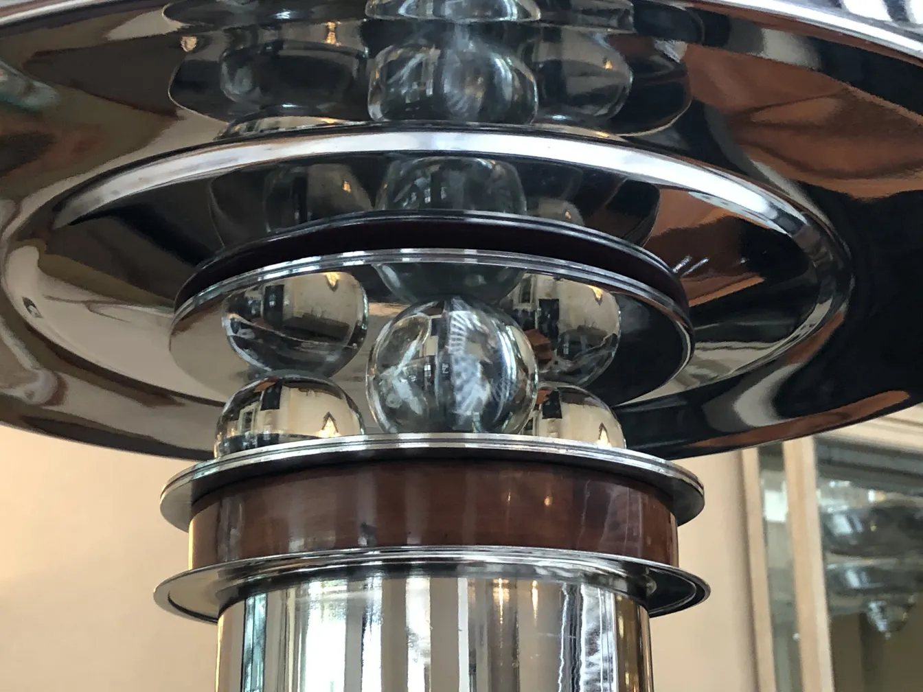 zwei antike Stehleuchten mit elegantem Design und dekorativem Hintergrund.