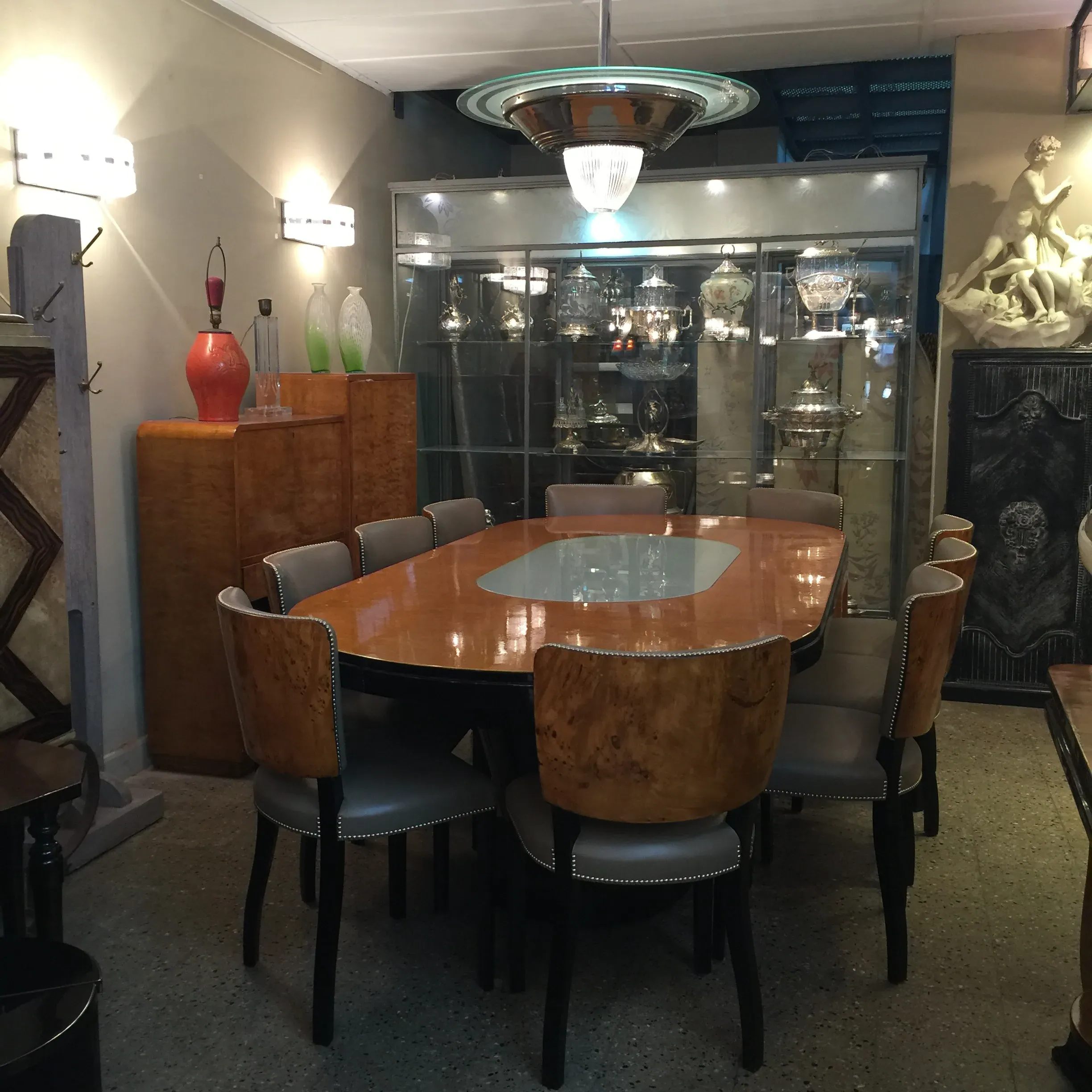 Antiker Esstisch Art Deco für 10 Personen, elegante Umgebung mit Lichtdekoration.