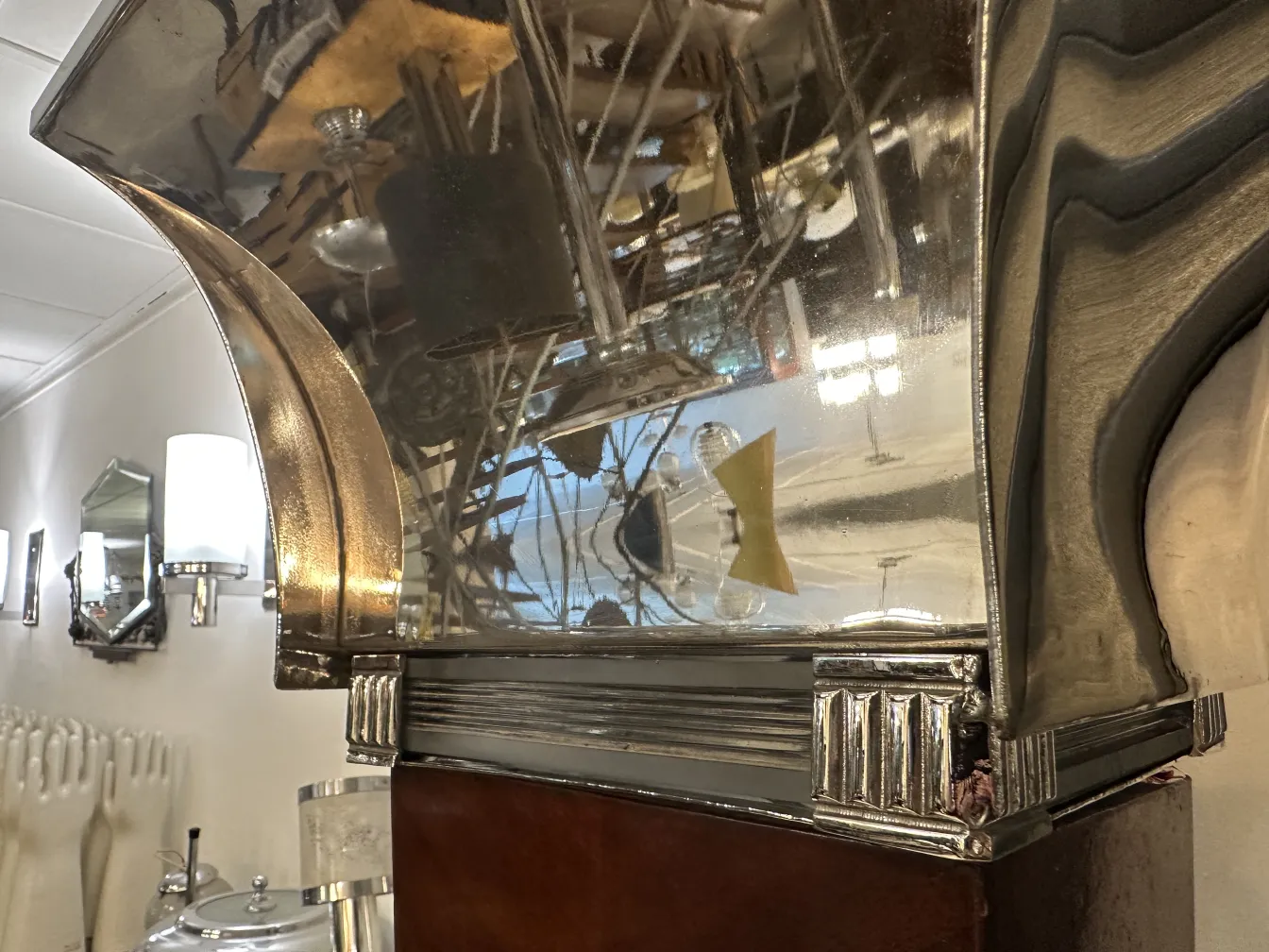 Vista di due lampade da terra antiche che illuminano un ambiente elegante