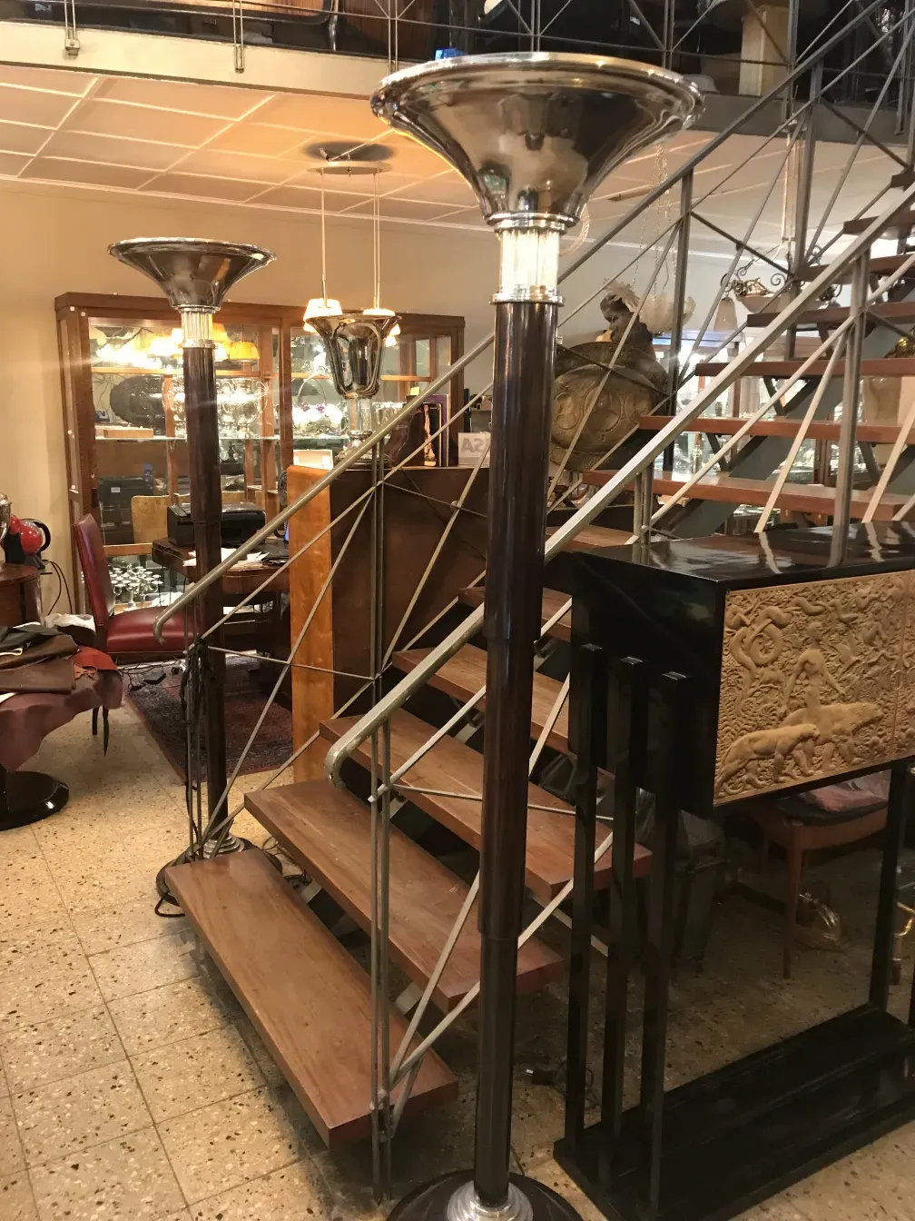 Deux lampadaires anciens élégants dans un cadre douillet