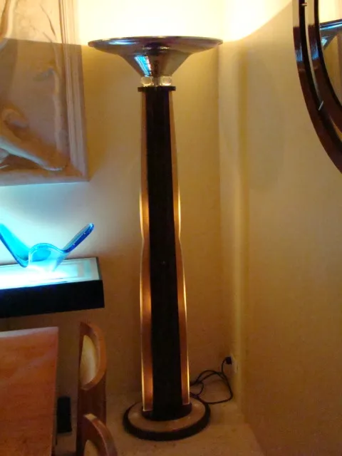 Duas lâmpadas de piso antigas iluminando suavemente o ambiente, com decoração ao fundo.