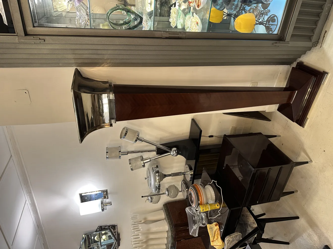 dos lámparas de pie antiguas en una tienda de antigüedades.