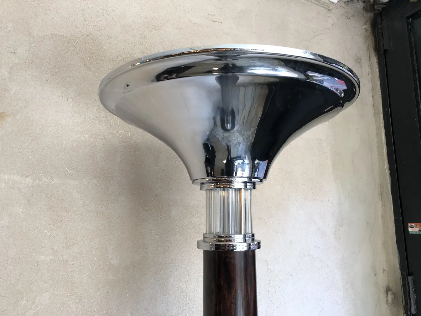 Un paio di 2 eleganti lampade da terra antiche con basi dal design classico.