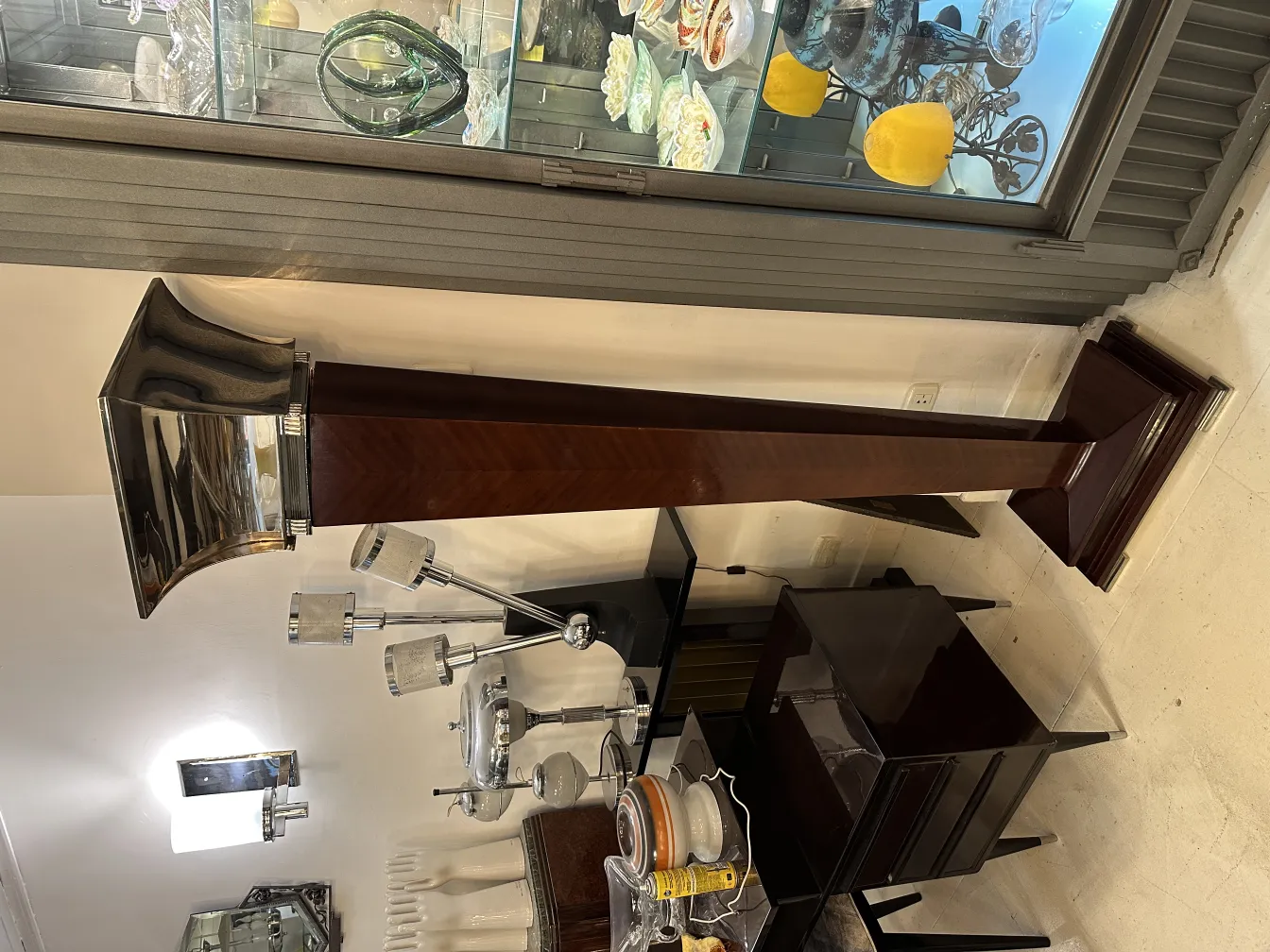 Ensemble de 2 lampadaires antiques dans un cadre élégant avec des tables.