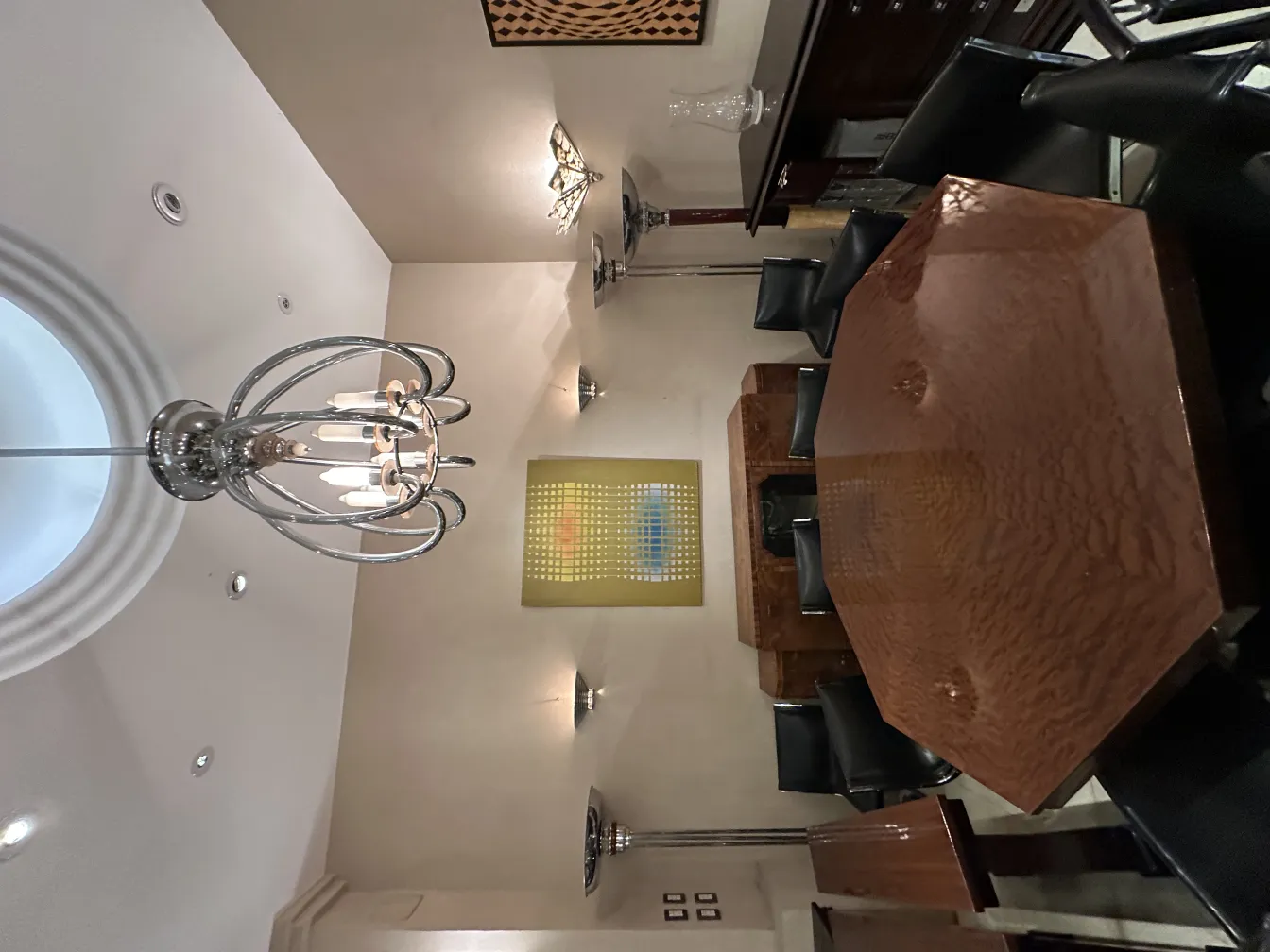 duas lâmpadas de piso antigas em uma sala estilosa com mesa.